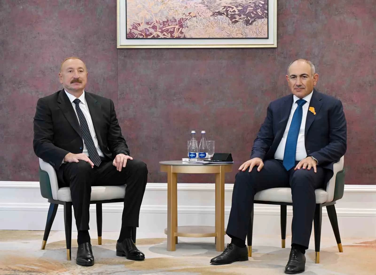 AZERBAYCAN CUMHURBAŞKANI İLHAM ALİYEV, KIRGIZİSTAN'IN BİŞKEK KENTİNDE DÜZENLENECEK ŞANGHAY İŞBİRLİĞİ ÖRGÜTÜ (ŞİÖ) TOPLANTISI KAPSAMINDA ERMENİSTAN BAŞBAKANI NİKOL PAŞİNYAN İLE BİR ARAYA GELDİ.