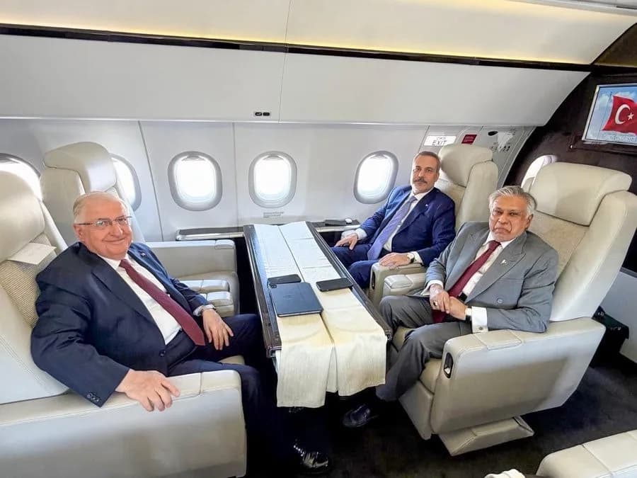 DIŞİŞLERİ BAKANI HAKAN FİDAN, MİLLİ SAVUNMA BAKANI YAŞAR GÜLER VE PAKİSTAN DIŞİŞLERİ BAKANI İSHAK DAR İLE BİRLİKTE CUMHURBAŞKANI RECEP TAYYİP ERDOĞAN’A REFAKAT ETMEK ÜZERE BİŞKEK’E GİTTİKLERİNİ AÇIKLADI.