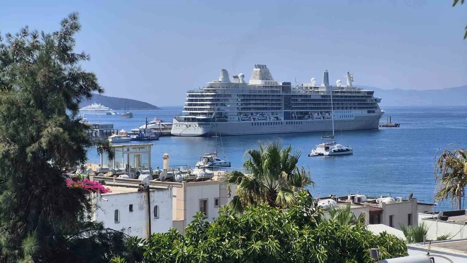 MUĞLA’NIN BODRUM İLÇESİNE GELEN SİLVER NOVA VE ASTORİA GRANDE ADLI YOLCU GEMİLERİ 1.144 YOLCU GETİRDİ.