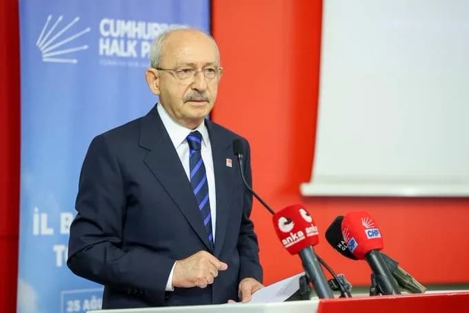 CUMHURİYET HALK PARTİSİ (CHP) GENEL BAŞKANI KEMAL KILIÇDAROĞLU, "CUMHURİYET HALK PARTİSİ'NDEN AYRILANLARLA SAKIN OLA Kİ BİR TARTIŞMAYA GİRMEYİN, BİZİM DERDİMİZ AYRI" DEDİ.