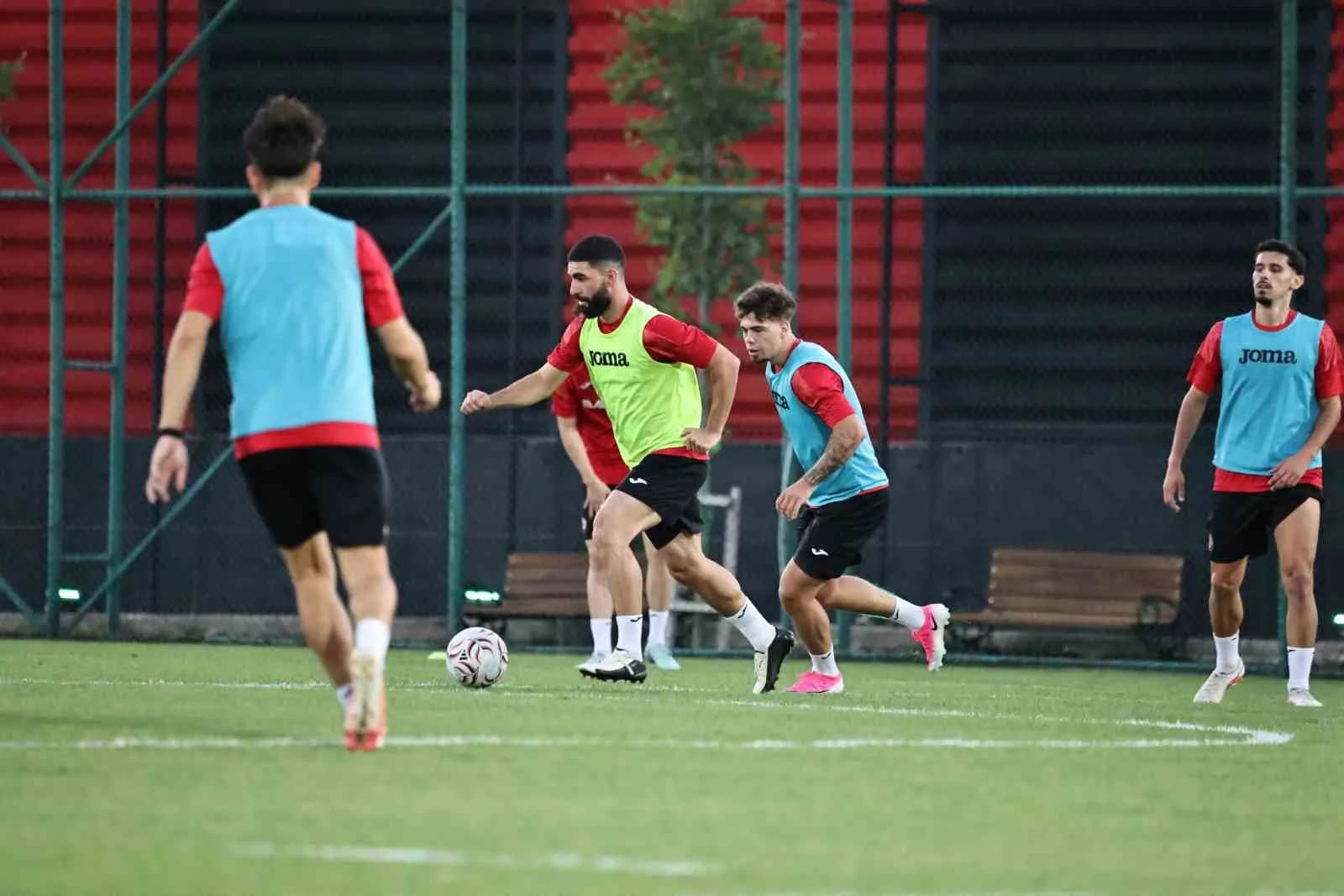 ÇORUM FK, TRENDYOL SÜPER LİG 3'ÜNCÜ HAFTA KARŞILAŞMASINDA BEŞİKTAŞ İLE OYNAYACAĞI MAÇIN HAZIRLIKLARINA BAŞLADI.