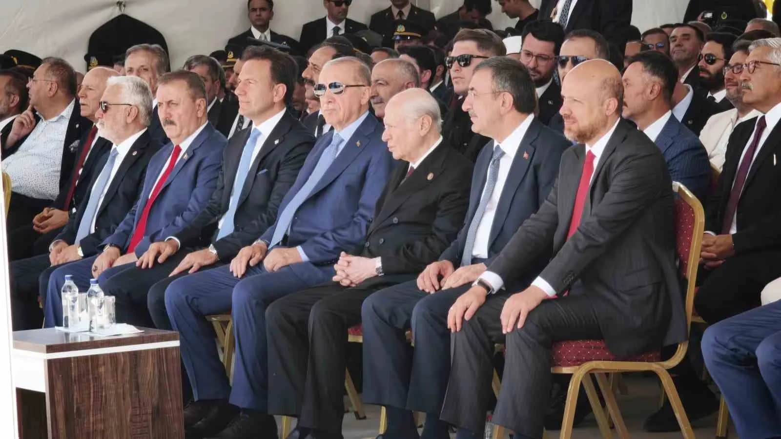 MALAZGİRT ZAFERİ’NİN 955’İNCİ YIL DÖNÜMÜ KUTLAMALARI İÇİN HELİKOPTERLE MALAZGİRT’E GELEN CUMHURBAŞKANI RECEP TAYYİP ERDOĞAN İLE BERABERİNDEKİ MHP LİDERİ DEVLET BAHÇELİ VE BAKANLAR, ALANI DOLDURAN BİNLERCE VATANDAŞ TARAFINDAN TÜRK BAYRAKLARIYLA KARŞILANDI.