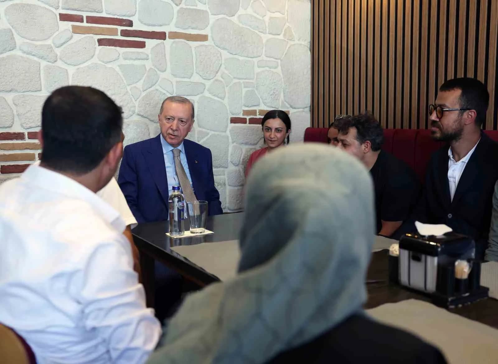 CUMHURBAŞKANI RECEP TAYYİP ERDOĞAN, İSTANBUL'UN ÜSKÜDAR İLÇESİNE BAĞLI ÇENGELKÖY MAHALLESİ'NDE ESNAF ZİYARETİNDE BULUNDU, VATANDAŞLARLA SOHBET ETTİ.