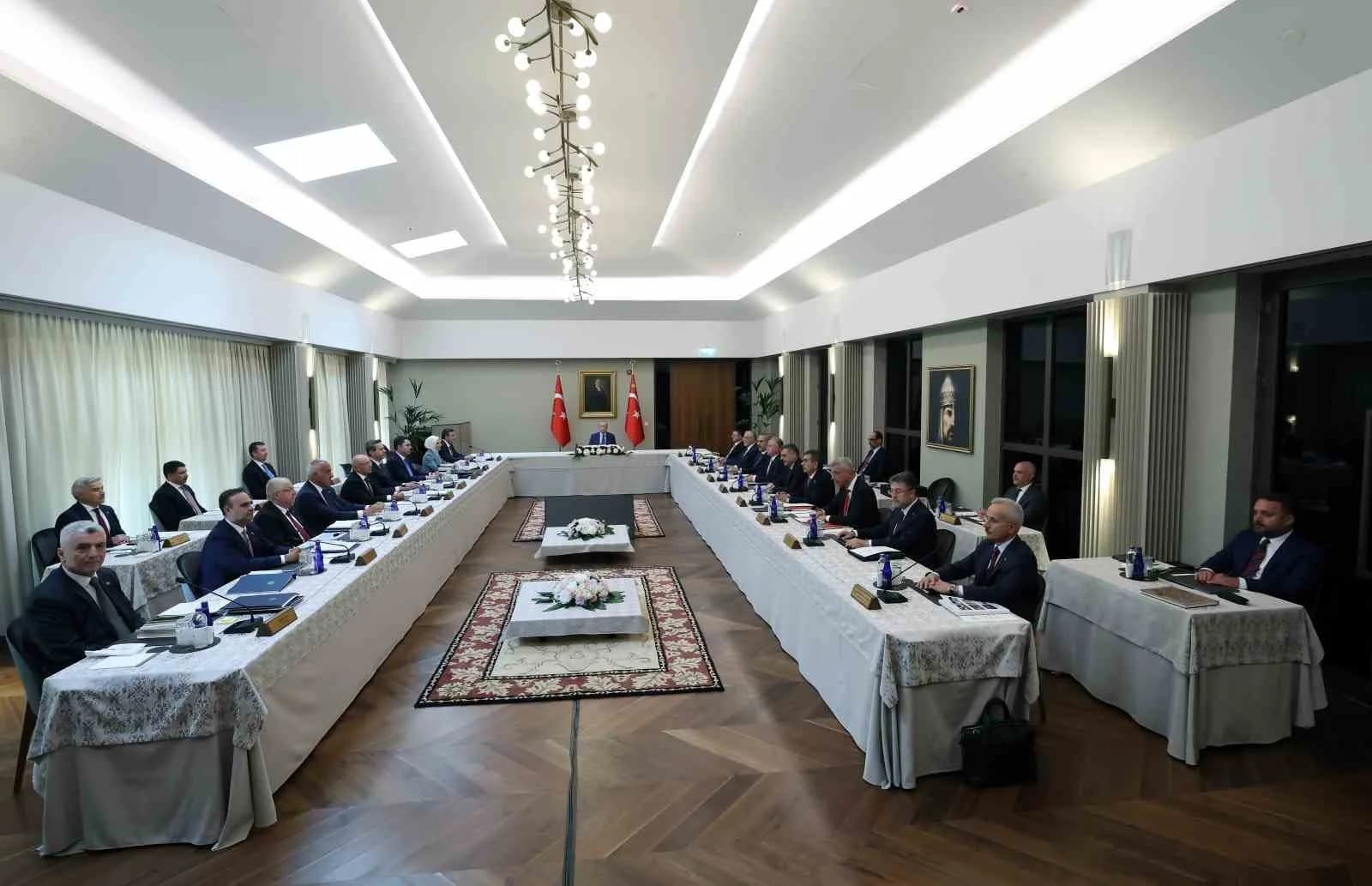 MALAZGİRT ZAFERİ’NİN 955’İNCİ YIL DÖNÜMÜ ETKİNLİKLERİ KAPSAMINDA ÖĞLE SAATLERİNDE BİTLİS’İN AHLAT İLÇESİNE GELEN CUMHURBAŞKANI RECEP TAYYİP ERDOĞAN, CUMHURBAŞKANLIĞI AHLAT KÜLLİYESİNDE KABİNE TOPLANTISINA BAŞKANLIK ETTİ.