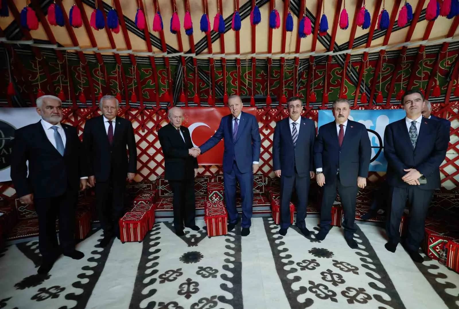 CUMHURBAŞKANI RECEP TAYYİP ERDOĞAN, BERABERİNDEKİ MHP LİDERİ DEVLET BAHÇELİ, BBP GENEL BAŞKANI MUSTAFA DESTİCİ, HÜDA-PAR GENEL BAŞKANI ZEKERİYA YAPICIOĞLU VE BAKANLARLA BİRLİKTE AHLAT’TA DÜZENLENEN ETKİNLİKLERE KATILDI.