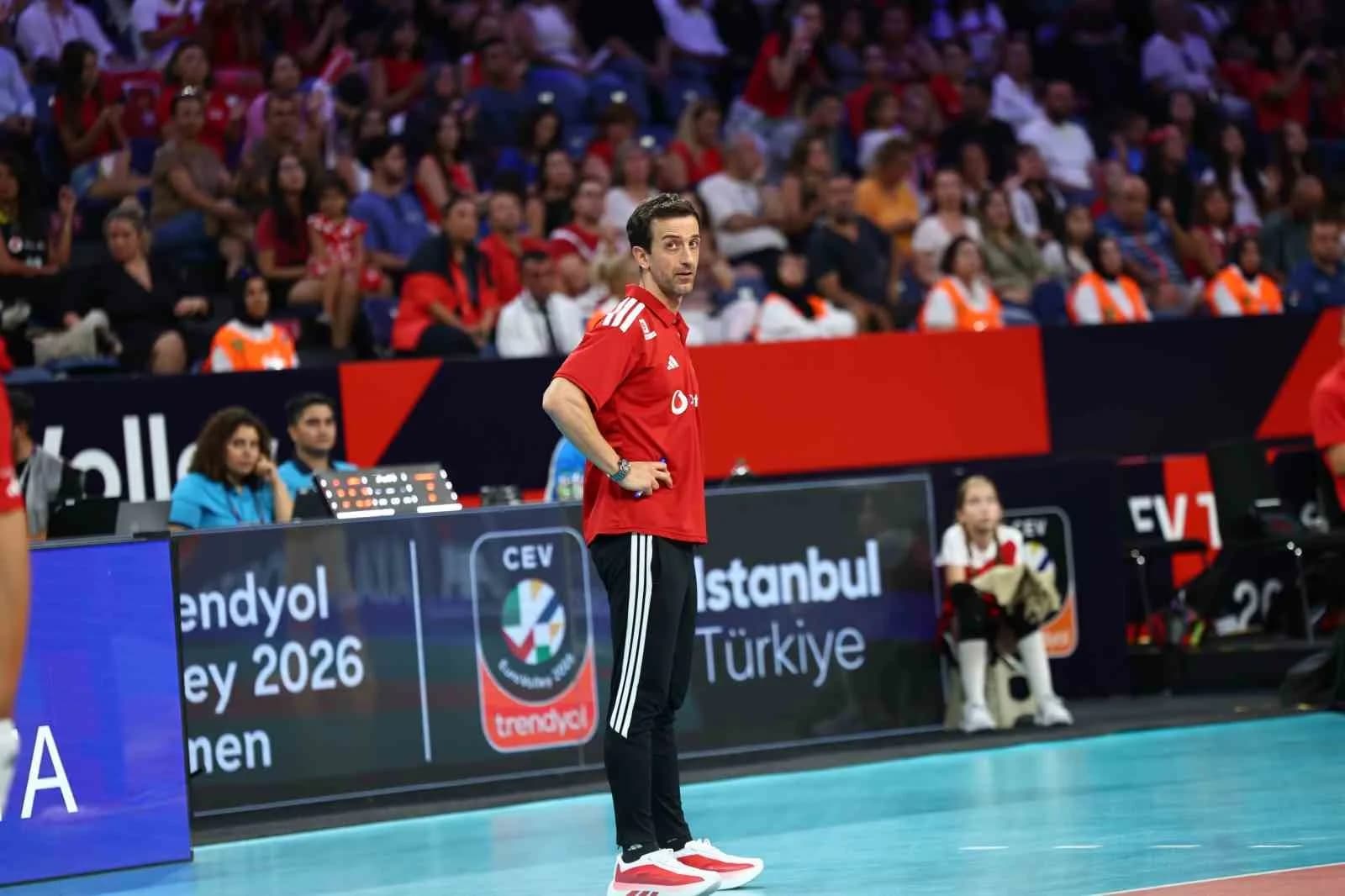 A MİLLİ KADIN VOLEYBOL TAKIMI BAŞANTRENÖRÜ DANİELE SANTARELLİ, MACARİSTAN MAÇI SONRASI, "HİÇ MUTLU DEĞİLİM. BENCE MAÇA ÇOK YANLIŞ YAKLAŞTIK. ÇOK FAZLA İNİŞ ÇIKIŞIMIZ OLDU. OYUNCULARIMDAN DAHA ÇOK ŞEY İSTEMİŞTİM. BU TARZ İNİŞ ÇIKIŞLAR UZUN TURNUVALARDA NORMAL" DEDİ.
