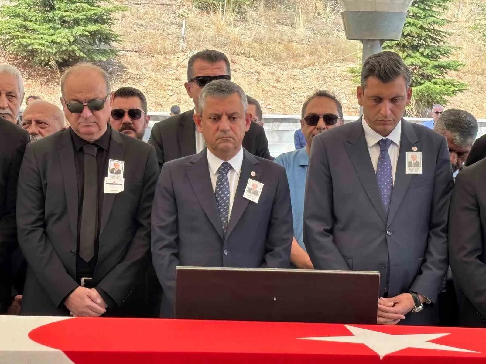 ESKİ CHP KOCAELİ MİLLETVEKİLİ MEHMET CEVDET SELVİ’NİN CENAZE TÖRENİ ÖĞLE NAMAZINA MÜTEAKİP ANKARA'DA BULUNAN GÖLBAŞI MEZARLIĞI CAMİ'SİNDE GERÇEKLEŞTİRİLDİ.