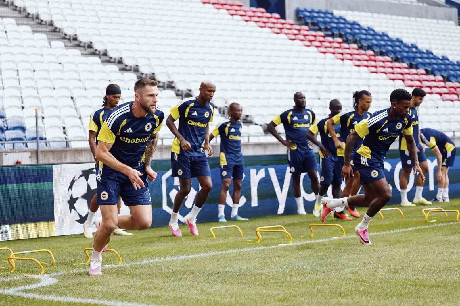 FENERBAHÇE, UEFA ŞAMPİYONLAR LİGİ PLAY OFF TURU RÖVANŞINDA YARIN DEPLASMANDA KARŞILAŞACAĞI LYON MAÇININ HAZIRLIKLARINI TAMAMLADI.
