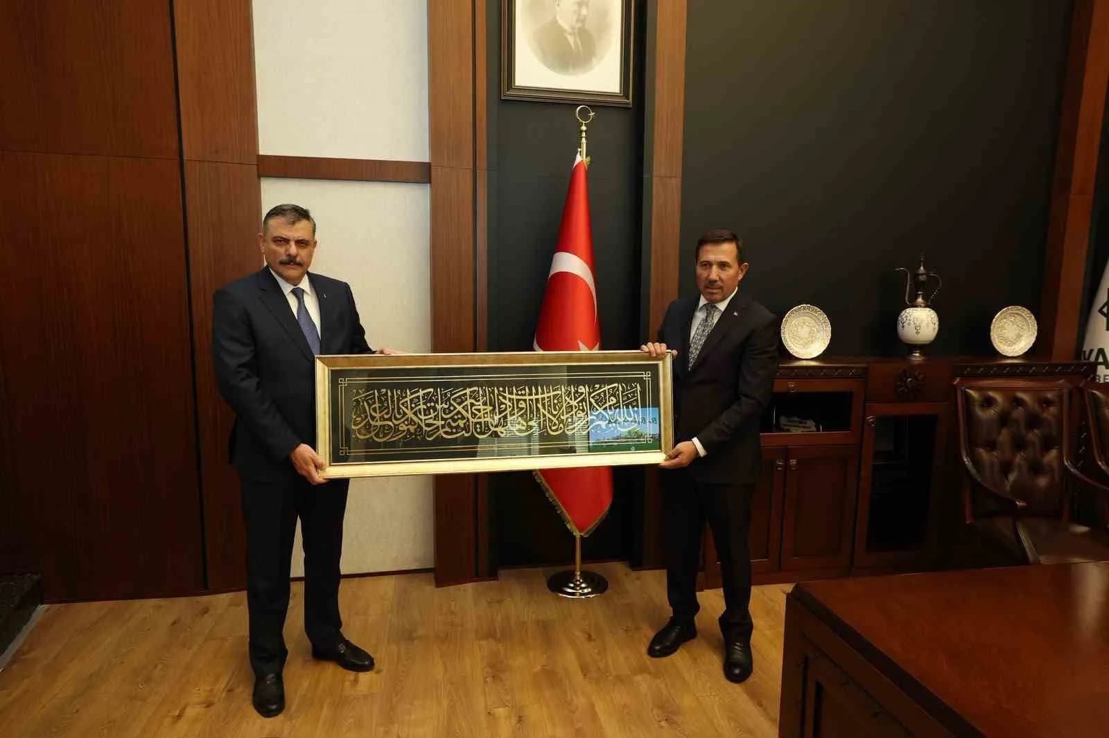KONYA'DAKİ TEMASLARI KAPSAMINDA KONYA'NIN MERKEZ KARATAY İLÇE BELEDİYESİ'Nİ ZİYARET EDEN İÇİŞLERİ BAKANI MUSTAFA ÇİFTÇİ, KARATAY'DA SON YILLARDA HAYATA GEÇİRİLEN YATIRIM VE HİZMETLER İLE İLÇENİN GELECEK VİZYONU HAKKINDA BİLGİ ALDI.