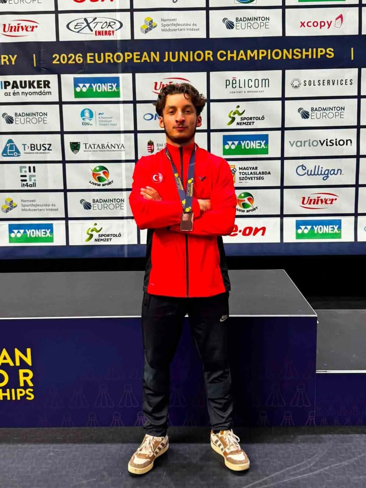 KAYSERİ BADMİNTON SPOR KULÜBÜ SPORCUSU YİĞİTCAN EROL; MACARİSTAN’DA DÜZENLENEN GENÇLER AVRUPA TAKIM ŞAMPİYONASI’NDA AY-YILDIZLI MİLLİ TAKIMIYLA AVRUPA ÜÇÜNCÜLÜĞÜ ELDE ETTİ.