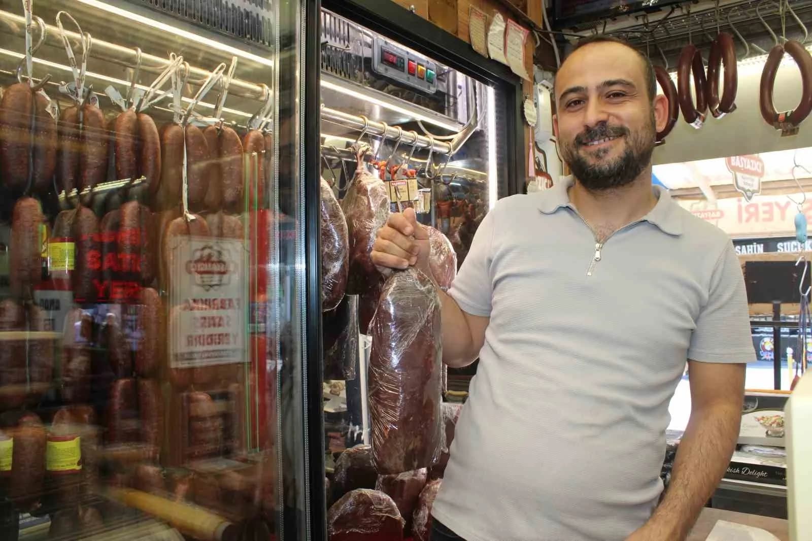 KAYSERİLİ PASTIRMACI YASİN GÜZEL; GURBETÇİLERİN VATANLARINA DÖNMESİYLE SON BİRKAÇ AYDIR BİR HAREKETLİLİK YAŞANDIĞINI SÖYLEDİ.