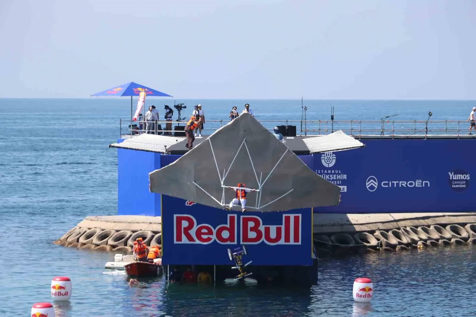RED BULL UÇUŞ GÜNÜ, BİNLERCE KİŞİNİN KATILIMIYLA İSTANBUL CADDEBOSTAN SAHİLİ’NDE COŞKUYLA GERÇEKLEŞTİRİLDİ.