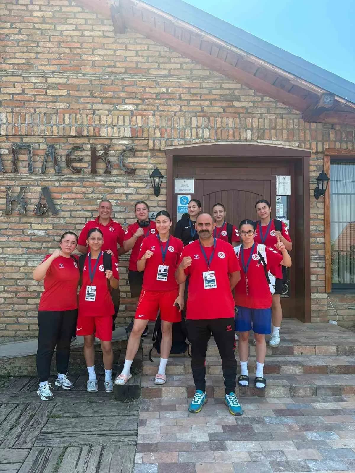 SAKARYA'DA BOKS BRANŞI, SON DÖNEMDE ULUSAL VE ULUSLARARASI ORGANİZASYONLARDA ELDE EDİLEN BAŞARILARLA İVME KAZANMAYI SÜRDÜRÜYOR.