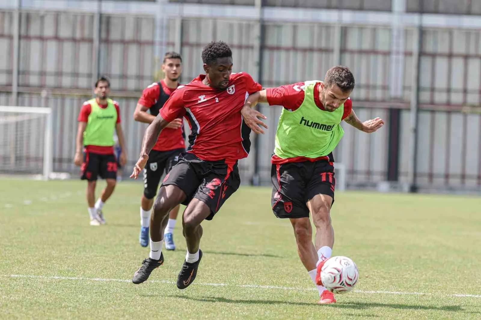 SÜPER LİG EKİPLERİNDEN SAMSUNSPOR, LİGİN İLK HAFTASINDA AĞIRLAYACAĞI GÖZTEPE KARŞILAŞMASININ HAZIRLIKLARINI KENDİ TESİSLERİNDE SÜRDÜRÜYOR.