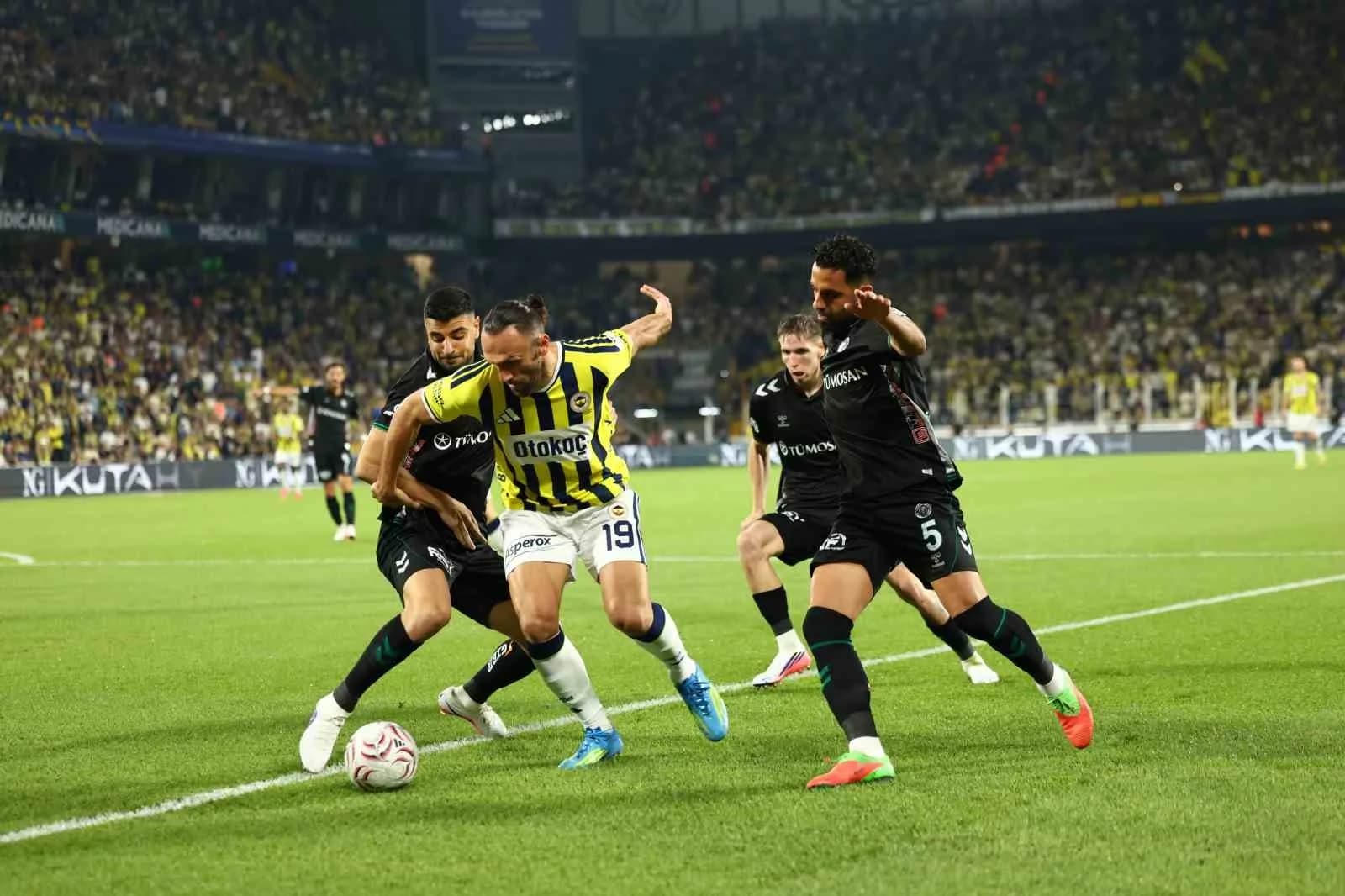 TRENDYOL SÜPER LİG'İN 2. HAFTASINDA FENERBAHÇE, EVİNDE KONYASPOR İLE KARŞILAŞIYOR. MÜCADELENİN 15 DAKİKASI 1-1 EŞİTLİKLE GEÇİLDİ.