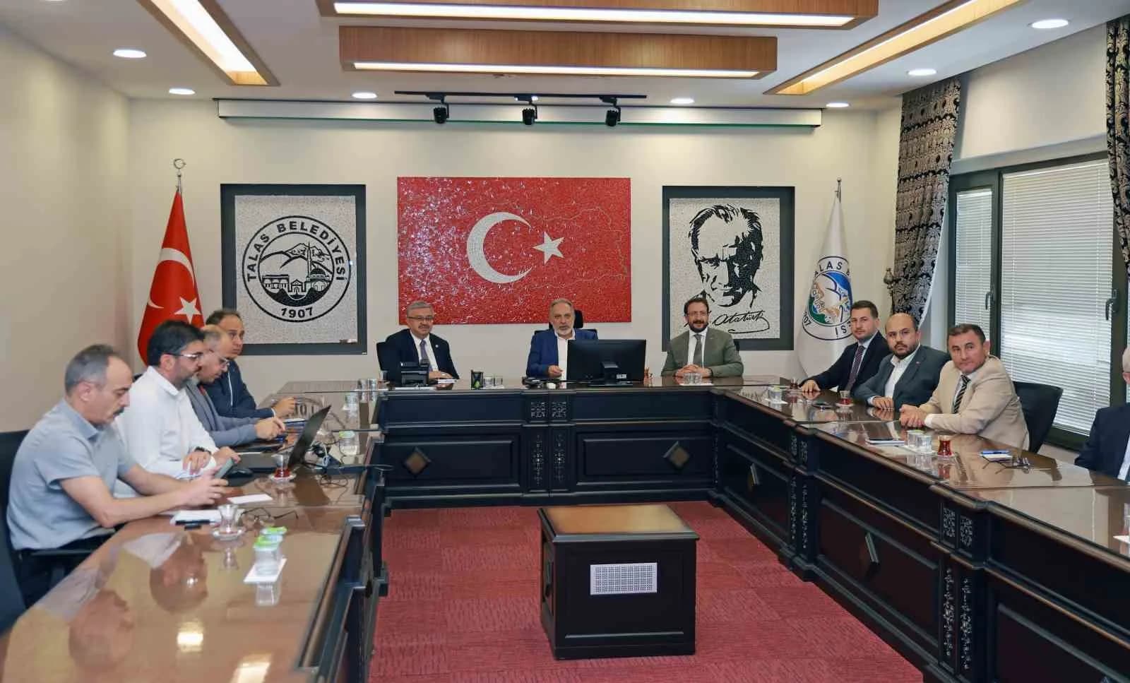 AK PARTİ AFYONKARAHİSAR MİLLETVEKİLİ VE KAYSERİ İL KOORDİNATÖRÜ İBRAHİM YURDUNUSEVEN, TALAS BELEDİYESİNİN YATIRIMLARINDAN ÖVGÜYLE SÖZ EDEREK, "BAŞKANIMIZ MUSTAFA YALÇIN’IN YAPTIĞI SUNUMDA GÜZEL PROJELER GÖRDÜM, FİKİRLER ALDIM. BUNU DİĞER BELEDİYELERE DE AKTARACAĞIM" DEDİ.