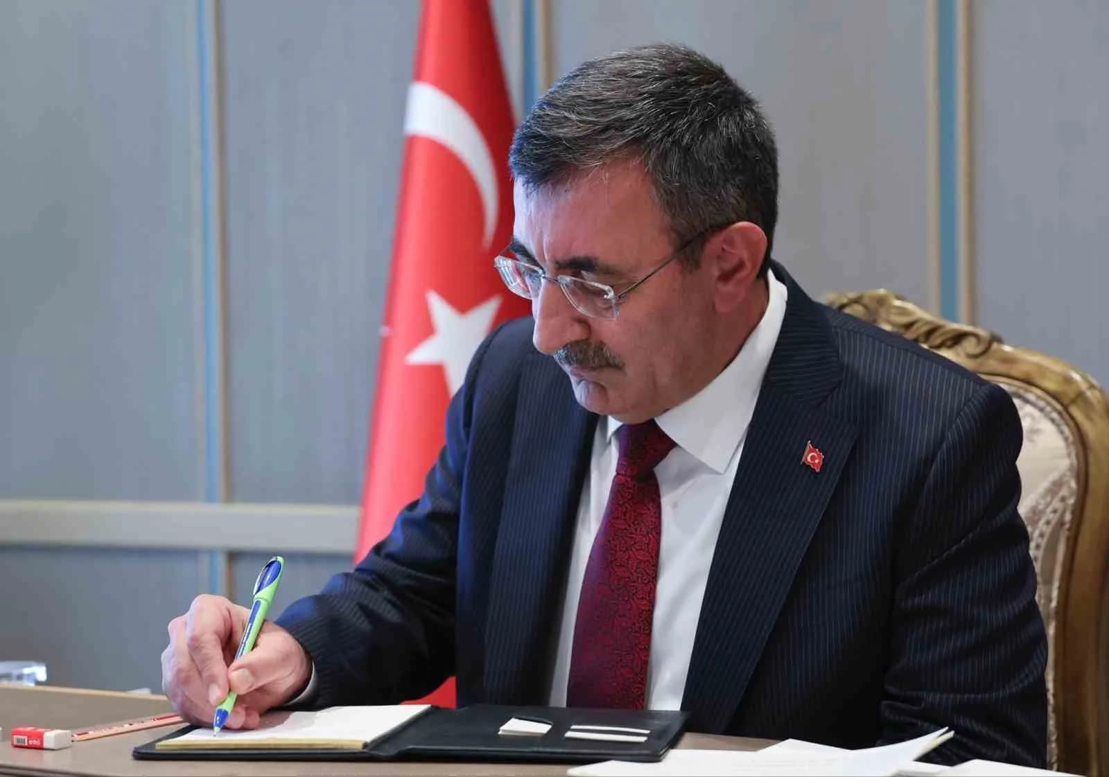 UKRAYNA DEVLET BAŞKANI VLADİMİR ZELENSKİY, RUSYA İLE KARADENİZ KONUSUNDA MÜZAKERELER YÜRÜTÜLECEĞİNİ AÇIKLADI. BAŞKENT KİEV’DEKİ GÖNÜLLÜLER KOALİSYONU TOPLANTISI SONRASINDAKİ BASIN TOPLANTISINDA YAPTIĞI AÇIKLAMADA ZELENSKİY, "RUSLARLA YÜRÜTÜLECEK BİR MÜZAKERE SÜRECİ VE AYRI BİR MÜZAKERE KANALI OLACAK. AYRICA NÜKLEER SANTRALİN VE TAHIL KORİDORUNUN KORUNMASININ GÜÇLENDİRİLMESİNİ İÇEREN BİR DÜZENLEME ÜZERİNE ÇALIŞILIYOR" DEDİ.