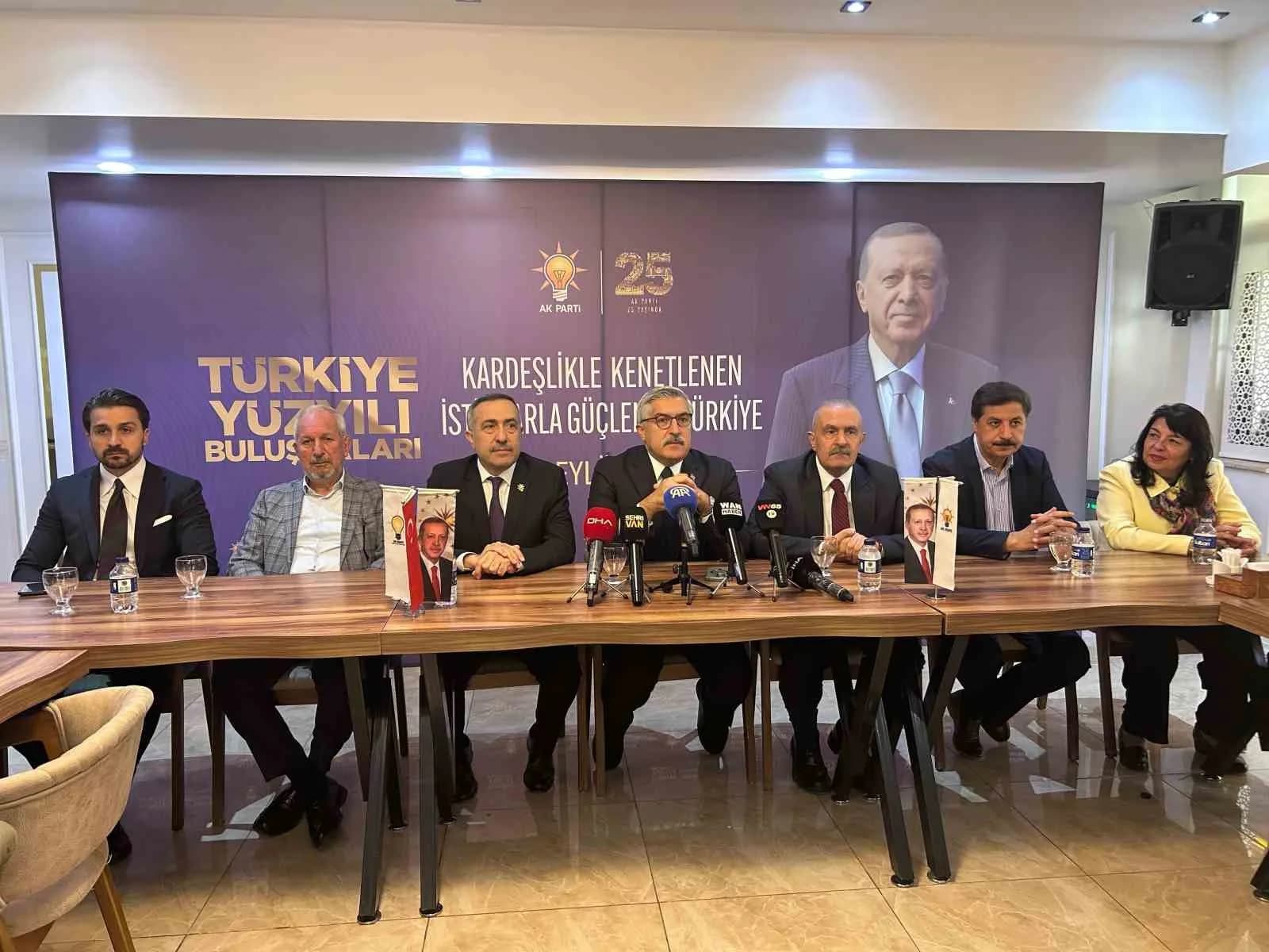 AK PARTİ GENEL BAŞKAN YARDIMCISI HÜSEYİN YAYMAN, VAN’DA KATILDIĞI TÜRKİYE YÜZYILI BULUŞMALARI PROGRAMINDA YAPTIĞI KONUŞMADA, TÜRKİYE’NİN YENİ BİR ANAYASAYA İHTİYACI OLDUĞUNU BELİRTEREK, "TÜRKİYE'NİN EKMEK GİBİ, SU GİBİ, HAVA GİBİ YENİ BİR ANAYASAYA İHTİYACI VARDIR" DEDİ.