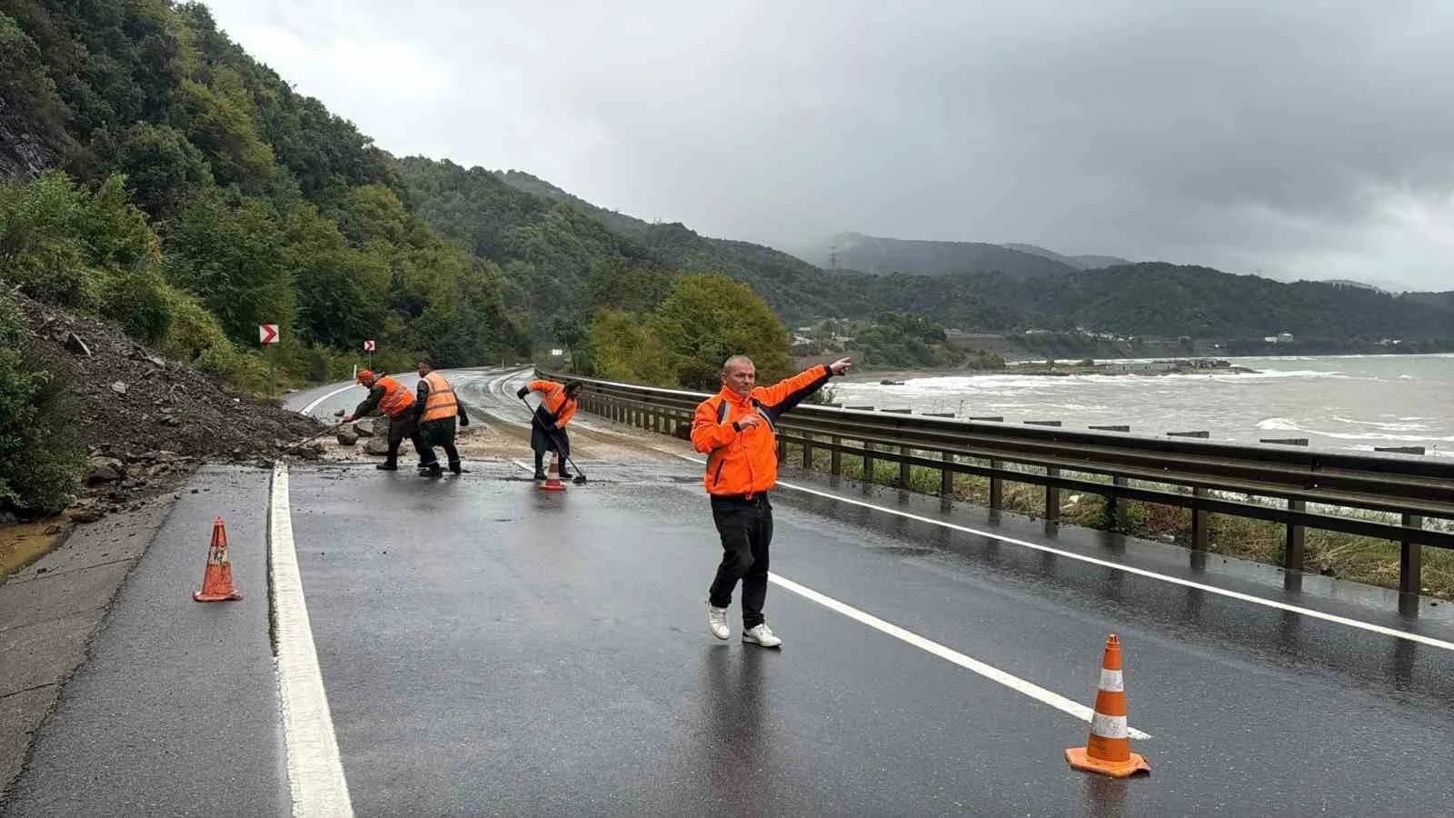 ZONGULDAK'IN ALAPLI İLÇESİ İLE DÜZCE'NİN AKÇAKOCA İLÇESİNİ BİRBİRİNE BAĞLAYAN YOLDA MEYDANA GELEN HEYELAN NEDENİYLE ULAŞIMDA KISA SÜRELİ AKSAMALAR YAŞANDI.