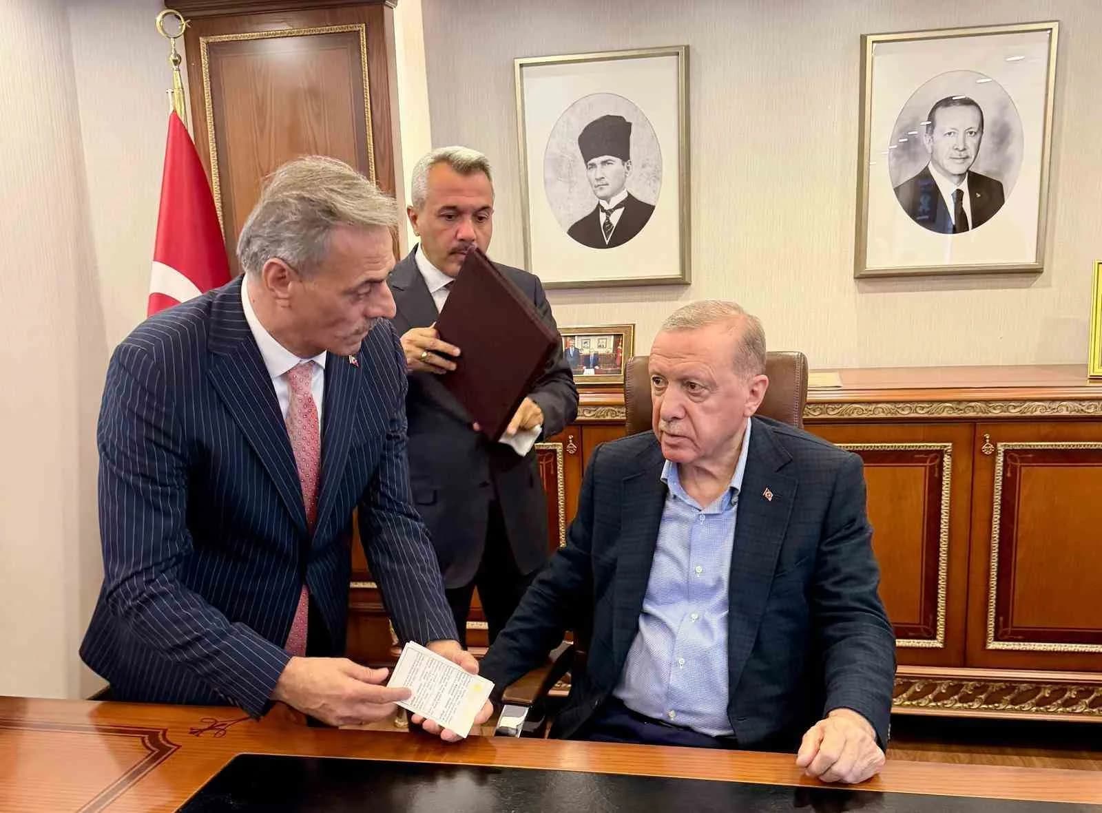 SAKARYA BÜYÜKŞEHİR BELEDİYE BAŞKANI YUSUF ALEMDAR, CUMHURBAŞKANI RECEP TAYYİP ERDOĞAN İLE GERÇEKLEŞTİRDİĞİ TELEFON GÖRÜŞMESİ VE RİZE'DEKİ BULUŞMANIN DETAYLARINI PAYLAŞTI.