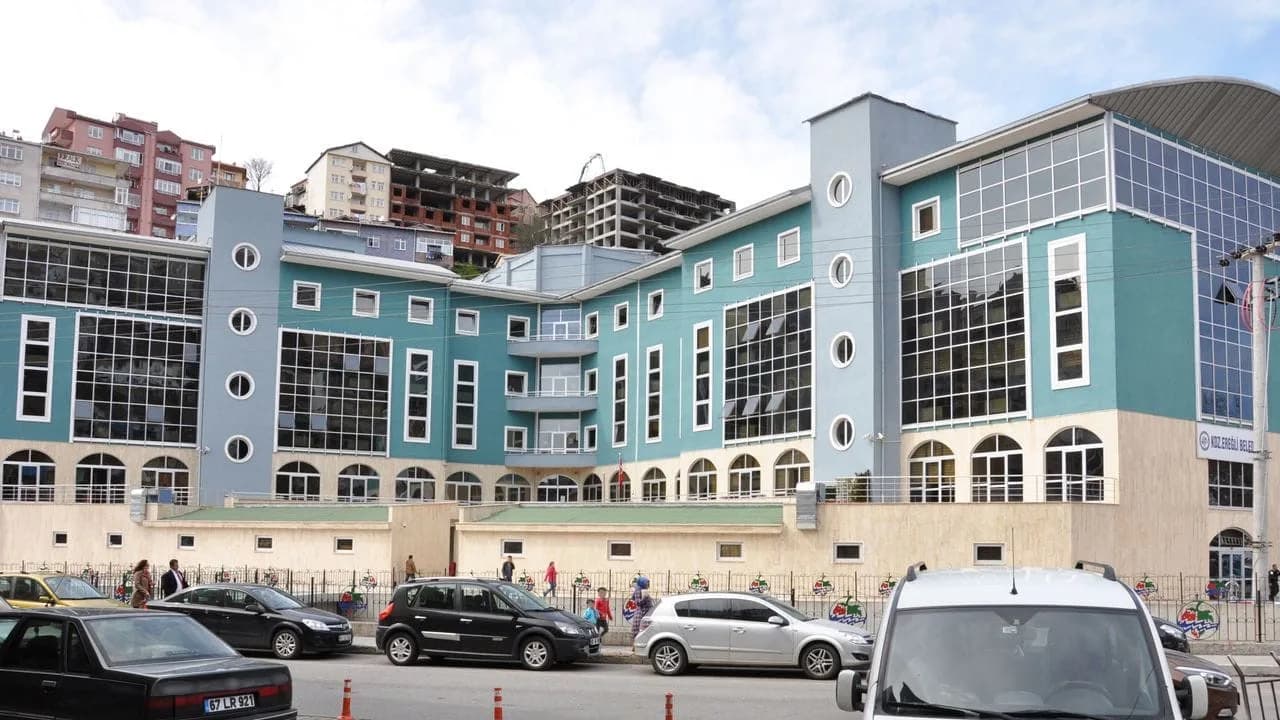 ZONGULDAK’IN KARADENİZ EREĞLİ İLÇESİNDE CHP’Lİ BELEDİYEDE GÖREV YAPAN KADIN PERSONEL İLE ZABITA MÜDÜRÜ H.A. ARASINDA YAŞANDIĞI ÖNE SÜRÜLEN OLAY ADLİ MAKAMLARA TAŞINDI.