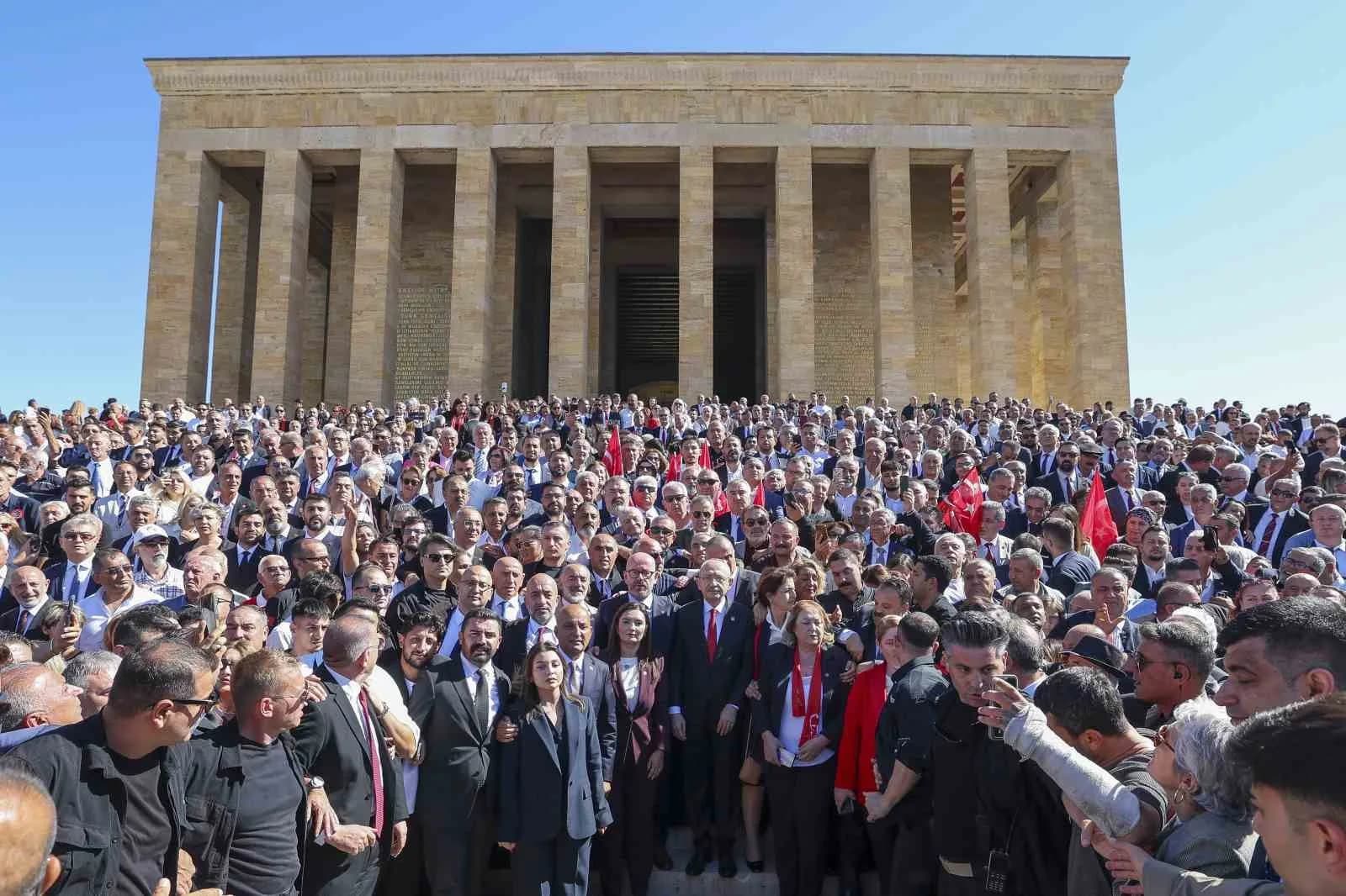 CUMHURİYET HALK PARTİSİ (CHP) GENEL BAŞKANI KEMAL KILIÇDAROĞLU VE BERABERİNDEKİ HEYET, PARTİNİN 103. KURULUŞ YIL DÖNÜMÜ DOLAYISIYLA ANITKABİR’İ ZİYARET ETTİ.