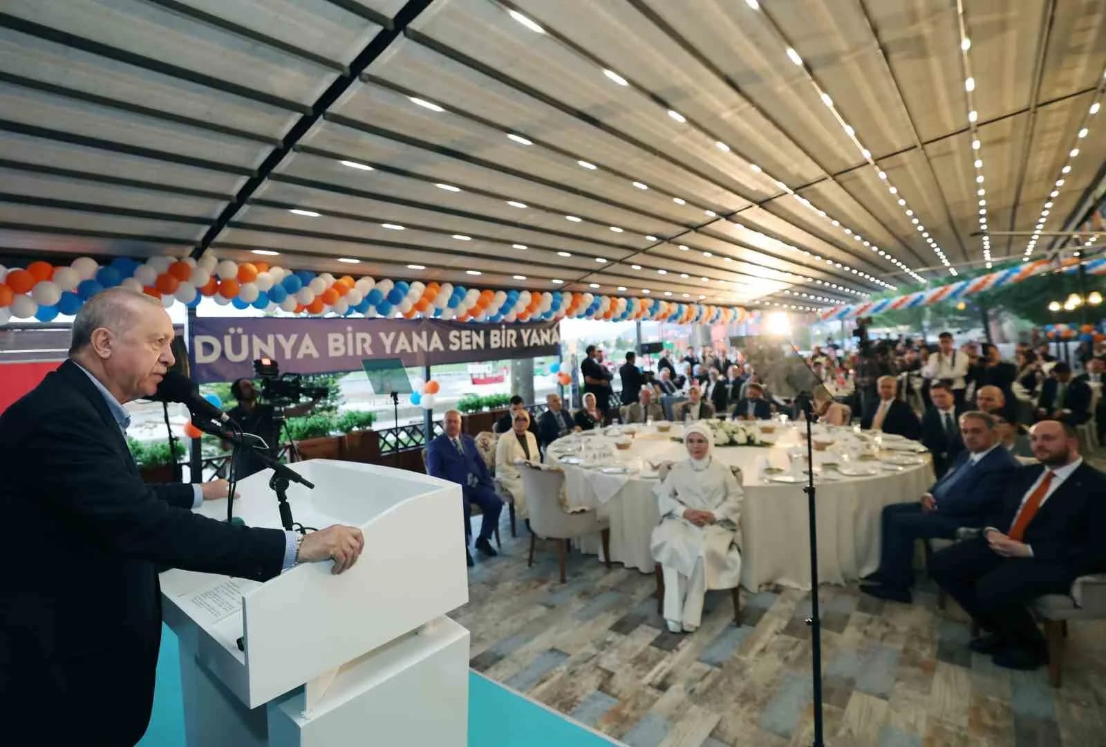CUMHURBAŞKANI RECEP TAYYİP ERDOĞAN, RECEP TAYYİP ERDOĞAN ÜNİVERSİTESİ GELİŞTİRME VAKFI MÜTEVELLİ HEYETİ TOPLANTISI'NIN ARDINDAN AK PARTİ RİZE İL DANIŞMA TOPLANTISI'NA KATILDI.
