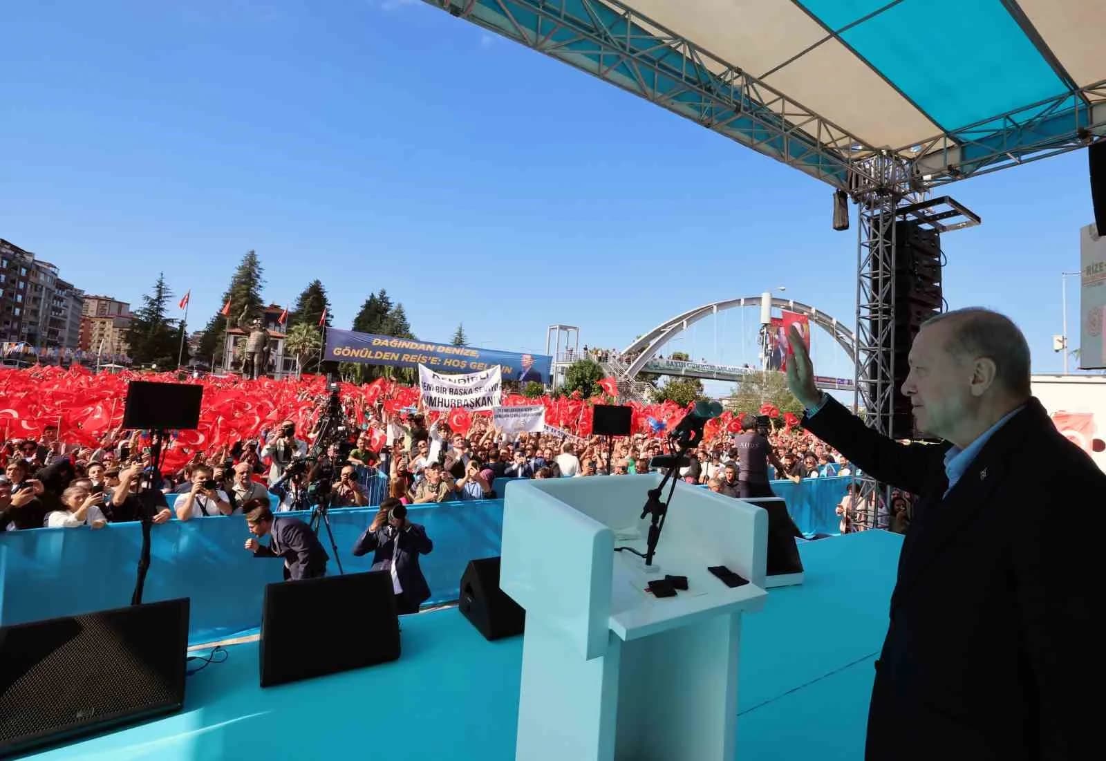 CUMHURBAŞKANI ERDOĞAN, MEMLEKETİ RİZE'DE SAHİL CAMİİ'NDE CUMA NAMAZINI KILDIKTAN SONRA RİZE VALİLİĞİ'NE GELDİ. BURADAKİ TOPLU AÇILIŞ TÖRENİNE KATILAN ERDOĞAN, TOPLAM YATIRIM BEDELİ 10 MİLYAR TL OLAN 29 PROJENİN RESMİ AÇILIŞINI GERÇEKLEŞTİRİRKEN, 3 YENİ YATIRIMIN DA TEMELİNİ ATTI.