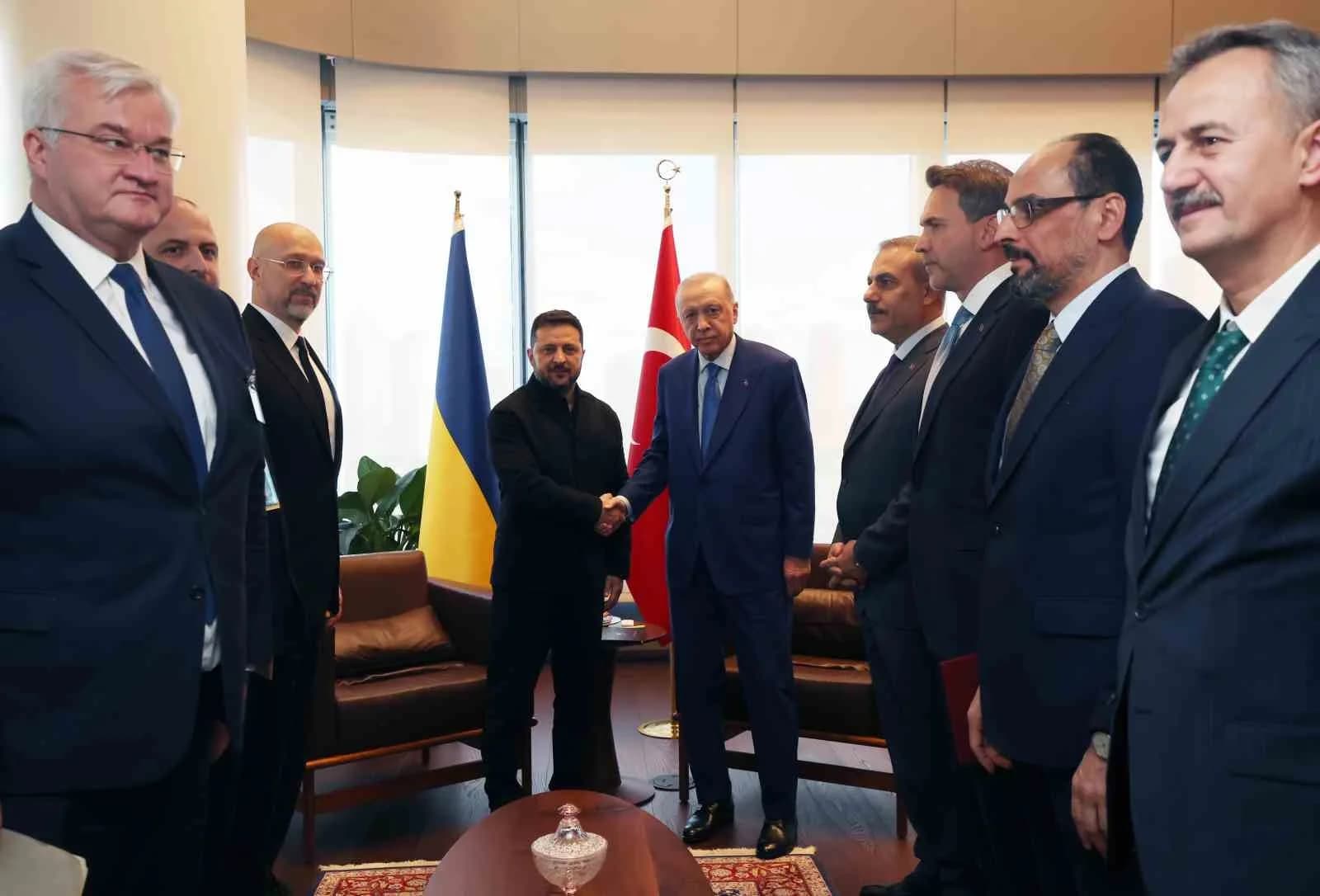 CUMHURBAŞKANI ERDOĞAN, ABD ZİYARETİNİN SON GÜNÜNDEKİ İKİLİ TEMASLARI KAPSAMINDA NEW YORK'TA TÜRKEVİ'NDE UKRAYNA BAŞBAKANI VLADİMİR ZELENSKİY'İ KABUL ETTİ.