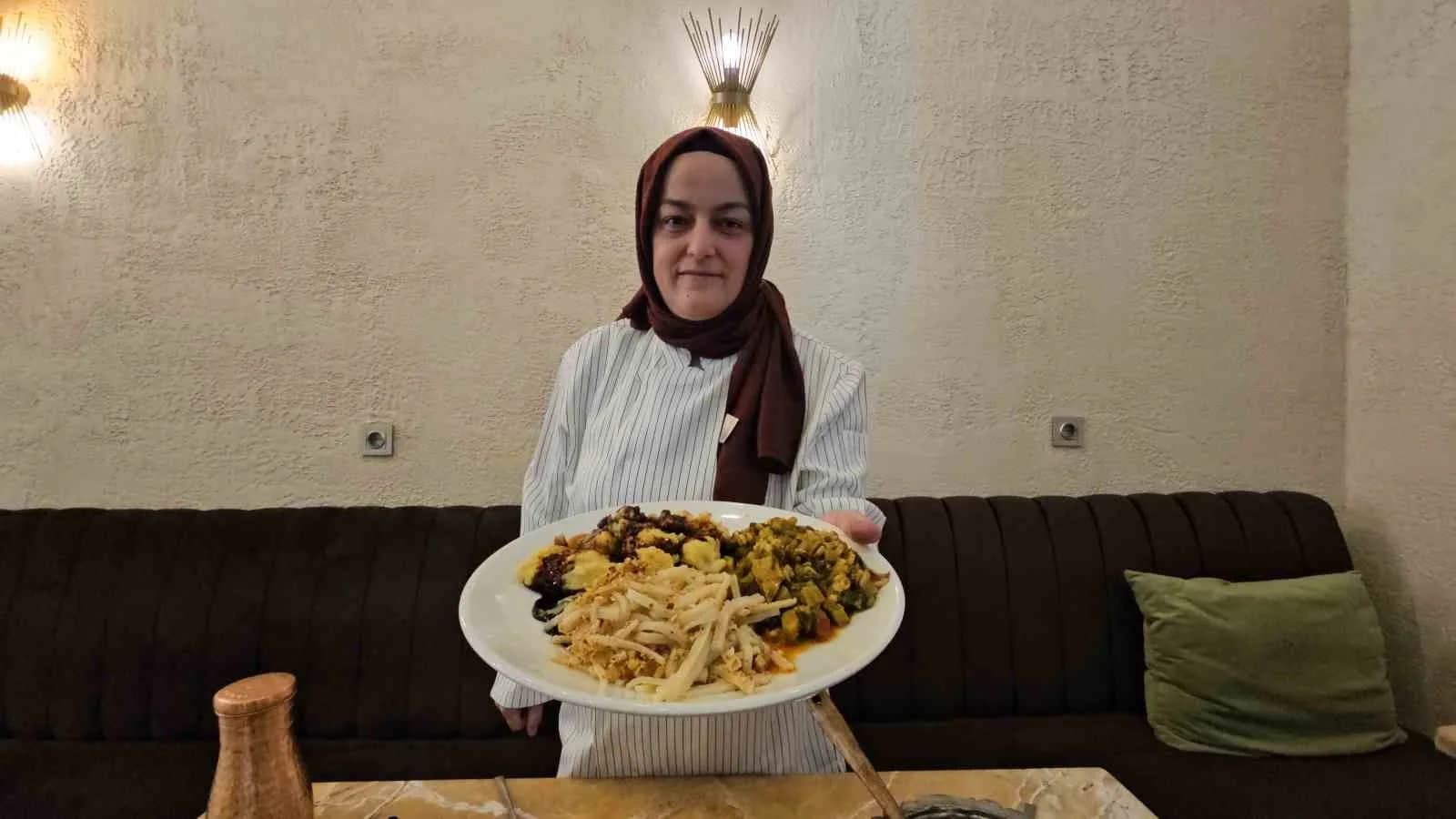 ZONGULDAK'IN DEVREK İLÇESİNDE RESTORAN İŞLETEN 50 YAŞINDAKİ YADİGAR BENLİ, TAMAMI KADINLARDAN OLUŞAN EKİBİYLE YÖRESEL YEMEKLERİ HAZIRLAYARAK MÜŞTERİLERİNE SUNUYOR. MALAYDAN KARA MANCARLI YEMEĞE, CEVİZLİ KEŞLİ MAKARNADAN YÖREDE "KİREN" ADI VERİLEN KIZILCIK SUYUNA KADAR GEÇMİŞTEN TATLARI HAZIRLAYAN BENLİ, BU YEMEKLERİN GELECEK NESİLLER TARAFINDAN DA BİLİNMESİNİ İSTİYOR.
