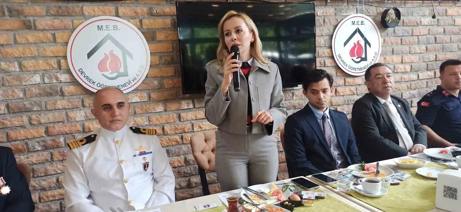 DEVREK'TE GAZİLER GÜNÜ NEDENİYLE DÜZENLENEN KAHVALTI PROGRAMINDA BİR ARAYA GELEREK DAYANIŞMA VE KAYNAŞMANIN ÖRNEĞİNİ SERGİLEDİLER.