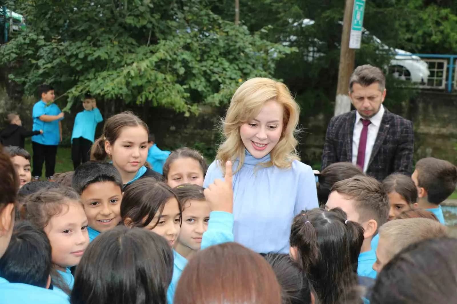 ZONGULDAK'IN GÖKÇEBEY İLÇE KAYMAKAMI RUVEYDA KAHRAMAN ŞIKTAŞ, İLÇEDEKİ EĞİTİM ÖĞRETİM FAALİYETLERİNİ YERİNDE İNCELEMEK AMACIYLA ATATÜRK İLKOKULU'NA ZİYARETTE BULUNDU. ZİYARET PROGRAMINDA KAYMAKAM ŞIKTAŞ'A, İLÇE MİLLİ EĞİTİM ŞUBE MÜDÜRÜ NAŞİT YILMAZ DA EŞLİK ETTİ.