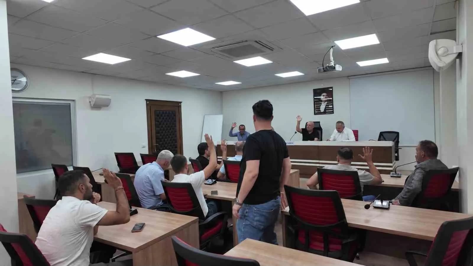 HONAZ BELEDİYESİ EYLÜL AYI OLAĞANÜSTÜ MECLİS TOPLANTISI’NDA SULTAN MURAT CAMİİ’NİN KAZI, RESTORASYON VE KONSERVASYON ÇALIŞMALARI GÖRÜŞÜLDÜ. GÜNDEM MADDESİ OY ÇOKLUĞUYLA KABUL EDİLİRKEN, YENİ PARTİ MECLİS ÜYELERİNİN TOPLANTIYA KATILMAMASI DİKKAT ÇEKTİ.