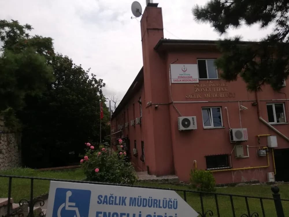 ZONGULDAK İL SAĞLIK MÜDÜRLÜĞÜ, 10 EYLÜL DÜNYA İNTİHARI ÖNLEME GÜNÜ KAPSAMINDA "İNTİHAR HAKKINDAKİ ANLATIYI DEĞİŞTİRMEK" TEMALI BİR FARKINDALIK KAMPANYASI YAYIMLADI. MÜDÜRLÜK, TOPLUMDA İNTİHARLA İLGİLİ DOĞRU BİLİNEN YANLIŞLARIN DÜZELTİLMESİNİN VE RİSK İŞARETLERİNİN FARK EDİLMESİNİN HAYATİ ÖNEM TAŞIDIĞINI VURGULADI.