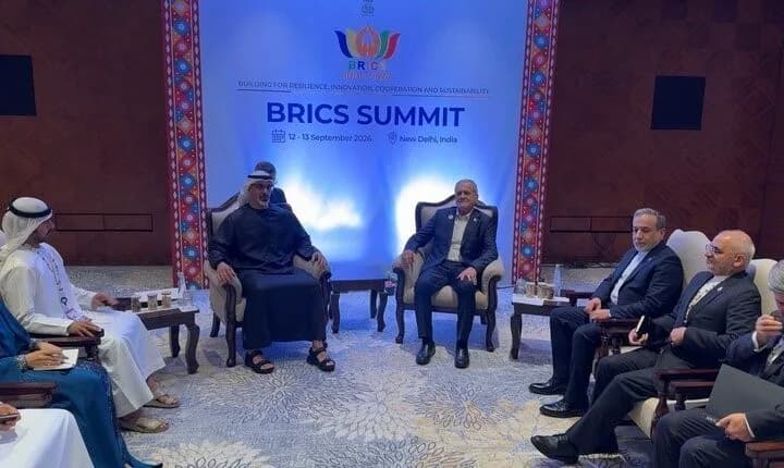 İRAN CUMHURBAŞKANI MESUD PEZEŞKİYAN, HİNDİSTAN’IN BAŞKENTİ YENİ DELHİ’DEKİ 18. BRICS ZİRVESİ MARJINDA ABD MÜTTEFİKİ BİRLEŞİK ARAP EMİRLİKLERİ’NİN (BAE) VELİAHT PRENSİ HALİD BİN MUHAMMED BİN ZAYED AL NAHYAN İLE BİR ARAYA GELDİ.