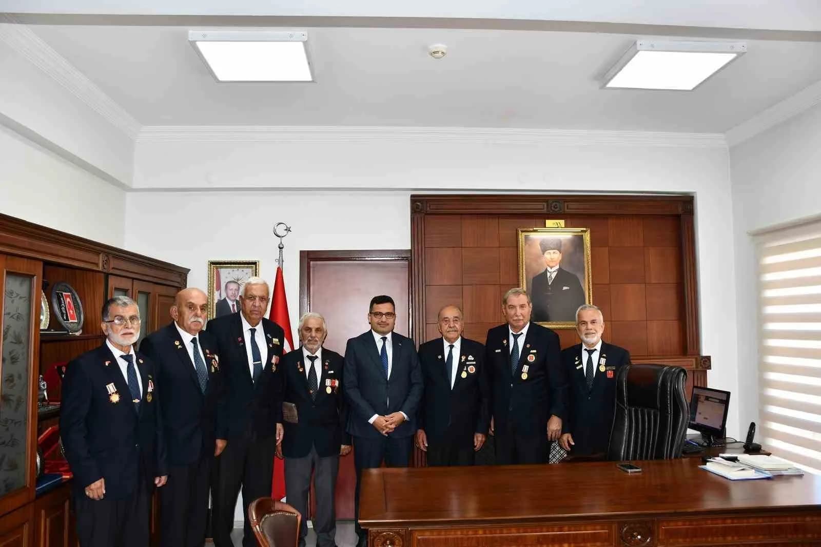 ZONGULDAK (İHA) - ZONGULDAK’IN ALAPLI İLÇESİNDE KIBRIS GAZİLERİ, GAZİLER GÜNÜ ÖNCESİNDE ALAPLI KAYMAKAMI SELÇUK KÖKSAL’I ZİYARET ETTİ.