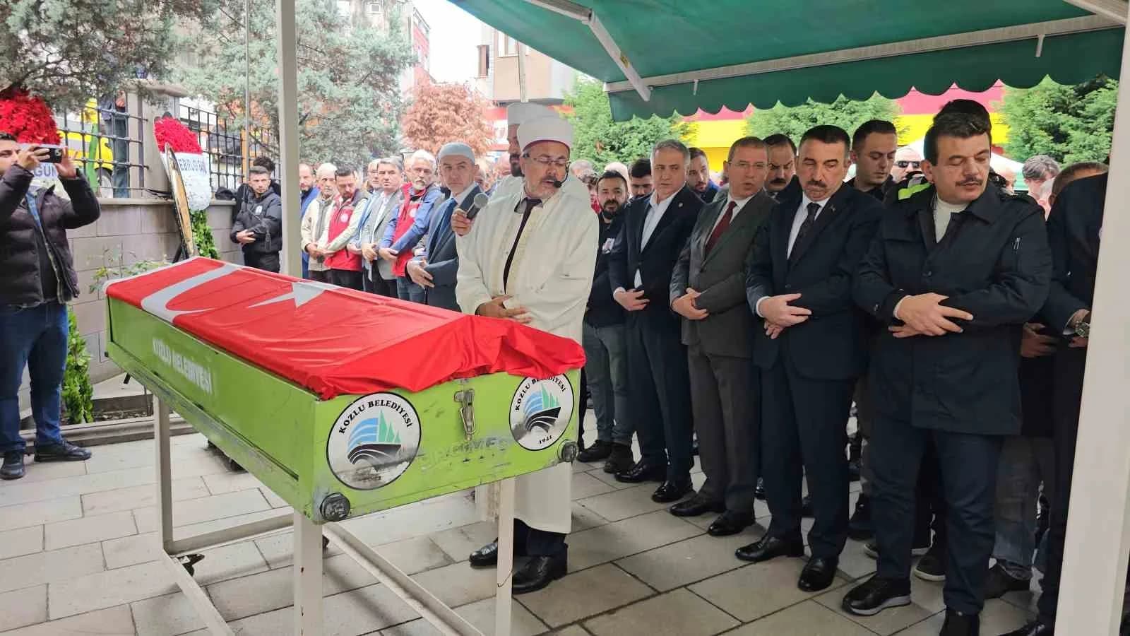 ZONGULDAK’TA TTK KOZLU MÜESSESE MÜDÜRLÜĞÜ’NE AİT MADEN OCAĞINDA KÖMÜR SİLOSUNA DÜŞEREK AĞIR YARALANAN VE KALDIRILDIĞI HASTANEDE HAYATINI KAYBEDEN 27 YAŞINDAKİ MADEN İŞÇİSİ UFUK DEMİR, DÜZENLENEN CENAZE TÖRENİNİN ARDINDAN SON YOLCULUĞUNA UĞURLANDI.
