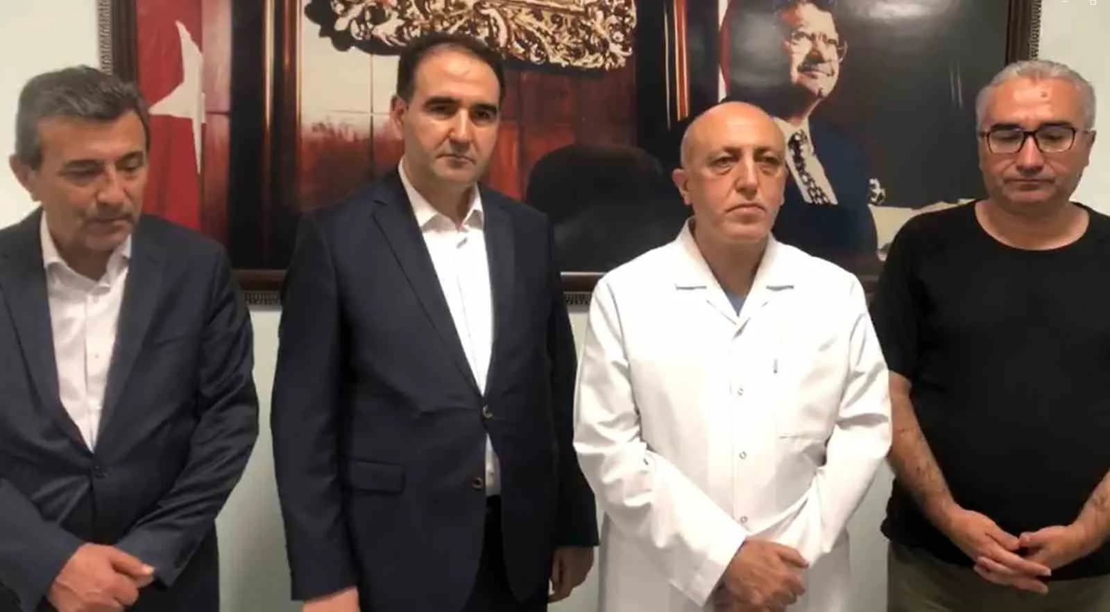 AĞBABA'NIN SAĞLIK DURUMUNA İLİŞKİN AÇIKLAMA YAPAN TURGUT ÖZAL TIP MERKEZİ BAŞHEKİMİ PROF. DR. EROL KARAASLAN, "VELİ AĞBABA, 112 MARİFETİYLE ACİL SERVİSİMİZE GETİRİLDİ. YAPILAN TETKİKLERDE HERHANGİ BİR PATOLOJİ GÖRÜLMEDİ. TEDBİREN HOCALARIMIZIN İSTEĞİ ÜZERİNE KORONER YOĞUN BAKIMDA TAKİBİNE KARAR VERİLDİ" DEDİ.