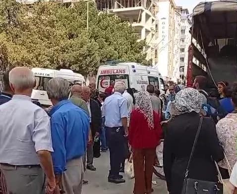YENİ PARTİ MALATYA MİLLETVEKİLİ VELİ AĞBABA, PAZARDA GERÇEKLEŞTİRDİĞİ PROGRAM SIRASINDA FENALAŞARAK BAYGINLIK GEÇİRDİ. AĞBABA, OLAY YERİNE ÇAĞRILAN AMBULANSLA TIP MERKEZİNE KALDIRILDI.