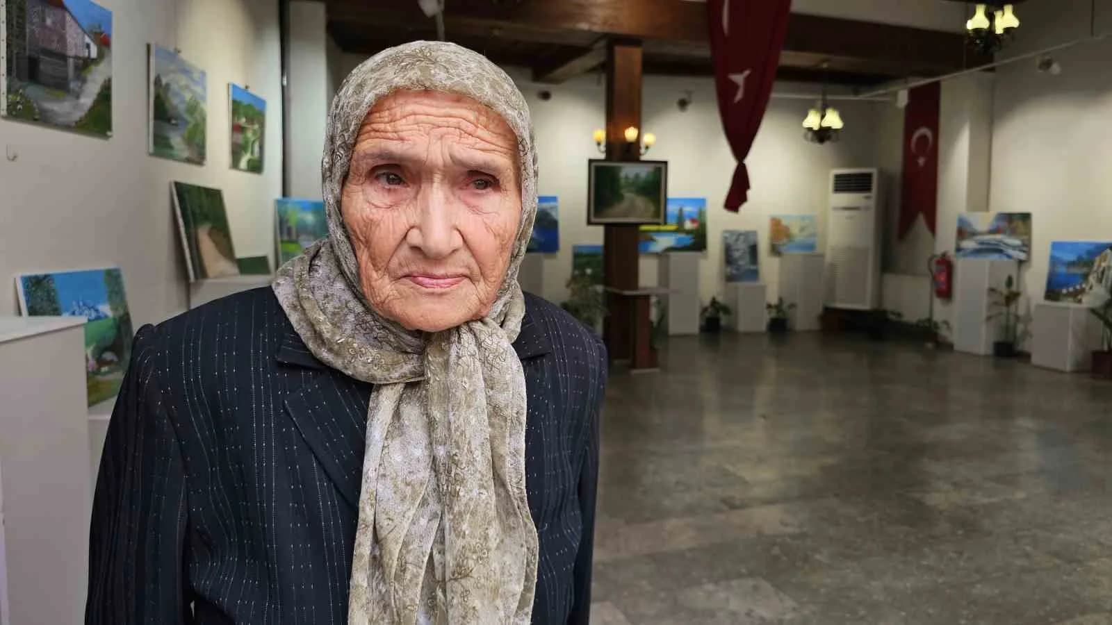 ZONGULDAK'TA TELEVİZYONDAKİ RESİM PROGRAMLARINI İZLEYEREK SANAT HAYATINA ADIM ATAN 81 YAŞINDAKİ ŞAHİNDE ERMİŞ, İLK SERGİSİNDEN 20 YIL SONRA İKİNCİ KİŞİSEL SERGİSİNİ SANATSEVERLERLE BULUŞTURDU.