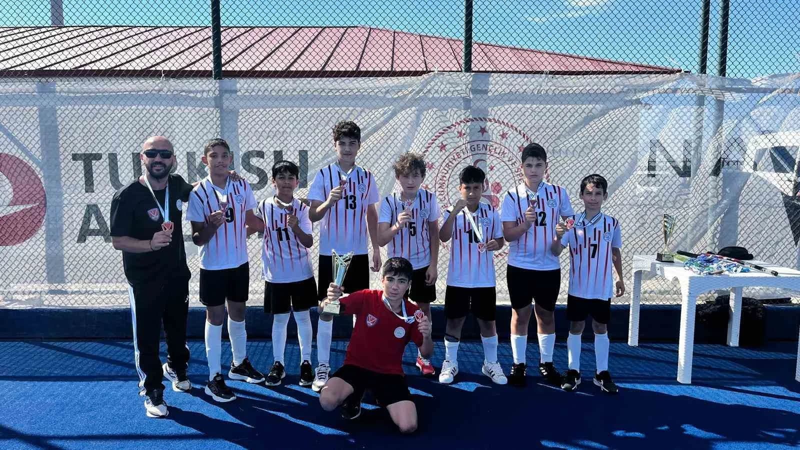 ARSLAN ZEKİ DEMİRCİ ORTAOKULU HOKEY SPOR KULÜBÜ, KURULDUĞU GÜNDEN BU YANA İLK KEZ KATILDIĞI TÜRKİYE ŞAMPİYONASI U16 YÜKSELME TURNUVASI’NDA BÜYÜK BİR BAŞARIYA İMZA ATTI.