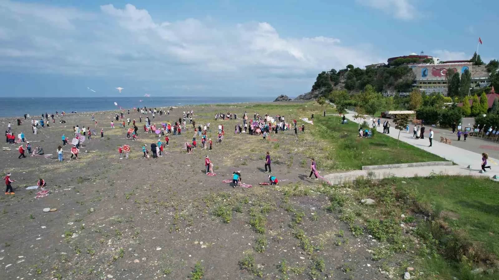 ZONGULDAK'TA ÖĞRENCİLER, FİLİSTİN'DE YAŞANAN İNSANLIK DRAMINA DİKKAT ÇEKMEK İÇİN ETKİNLİKTE BULUŞTU. "UÇURTMALAR VURULMASIN, GÖKYÜZÜ ÇOCUKLARA KALSIN" TEMASIYLA GERÇEKLEŞTİRİLEN ETKİNLİKTE FİLİSTİNLİ ÇOCUKLAR UNUTULMADI.