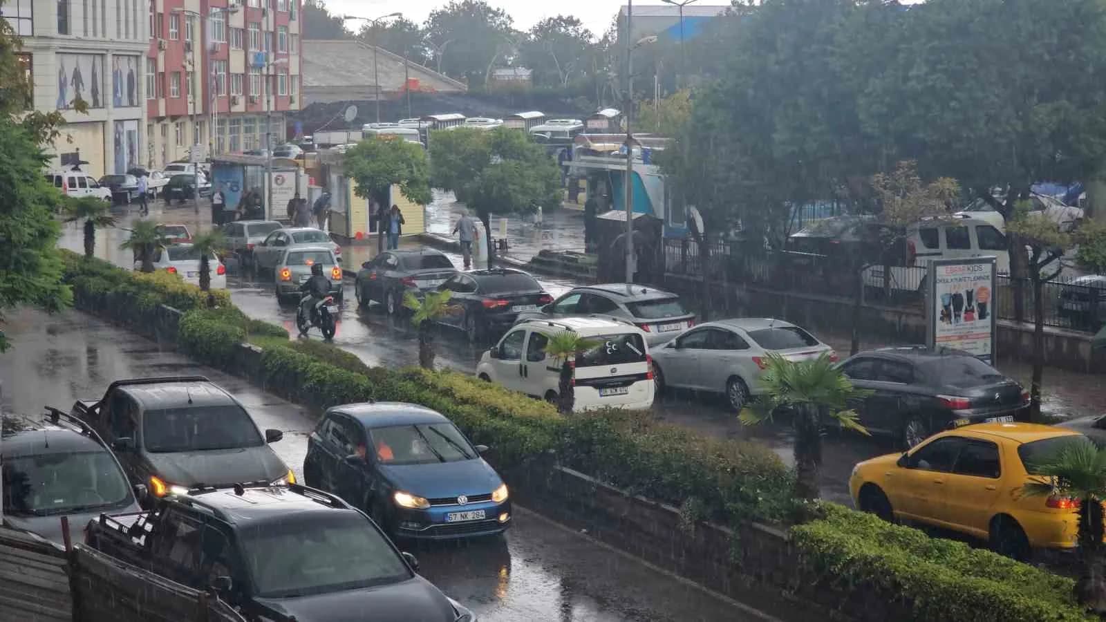 ZONGULDAK'TA ANİDEN BASTIRAN SAĞANAK YAĞIŞ VATANDAŞLARA ZOR ANLAR YAŞATTI.