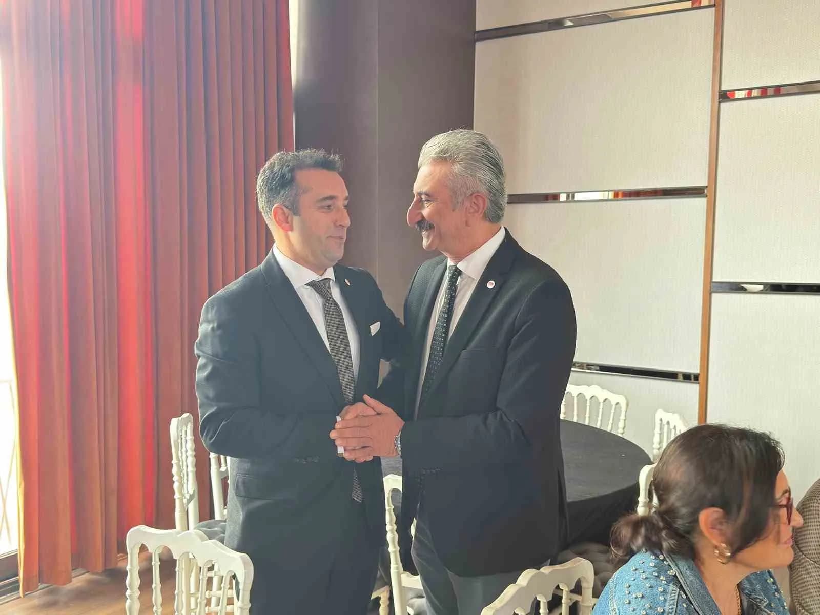 YENİ PARTİ NİLÜFER İLÇE BAŞKANLIĞI SEÇİMİNDE AHMET EREN MEMİÇ İLE YASEMİN ADALI’NIN YARIŞTIĞI SEÇİM SONUÇLANDI. TOPLAM BİN 243 OYUN KULLANILDIĞI SEÇİMDE AHMET EREN MEMİÇ 812 OY ALARAK SEÇİMİ ÖNDE TAMAMLADI. SEÇİMDE DİKKAT ÇEKEN DETAY İSE PROTESTO OYLARI OLDU.