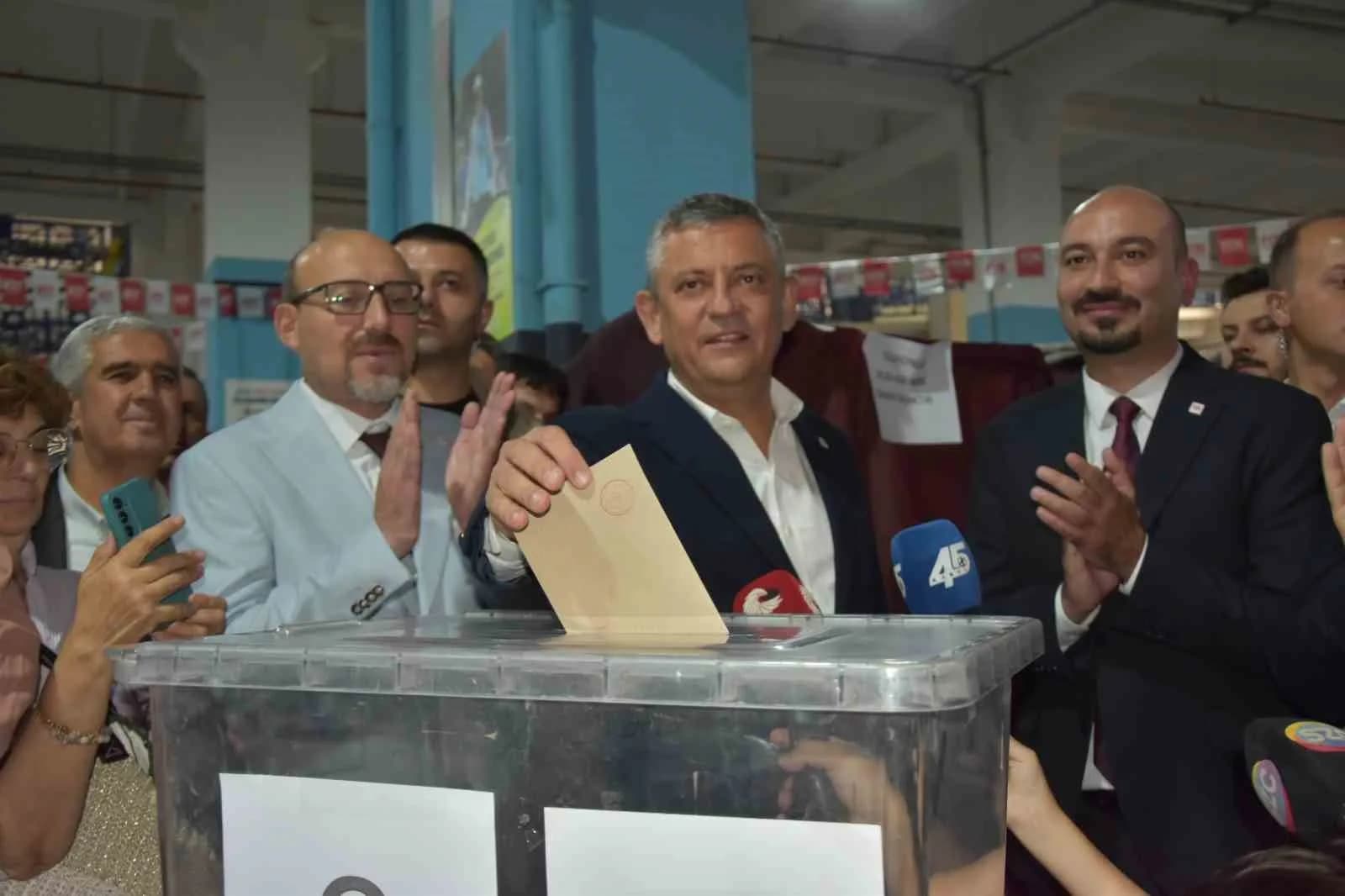 YENİ PARTİ YUNUSEMRE İLÇE BAŞKANLIĞI İÇİN ÖN SEÇİM YAPILDI. MEVCUT İLÇE BAŞKANI YALÇIN ARCAK İLE HASAN İMAMOĞLU’NUN ADAY OLDUĞU SEÇİMDE YENİ PARTİ GENEL BAŞKANI VE MANİSA MİLLETVEKİLİ ÖZGÜR ÖZEL DE OY KULLANDI.