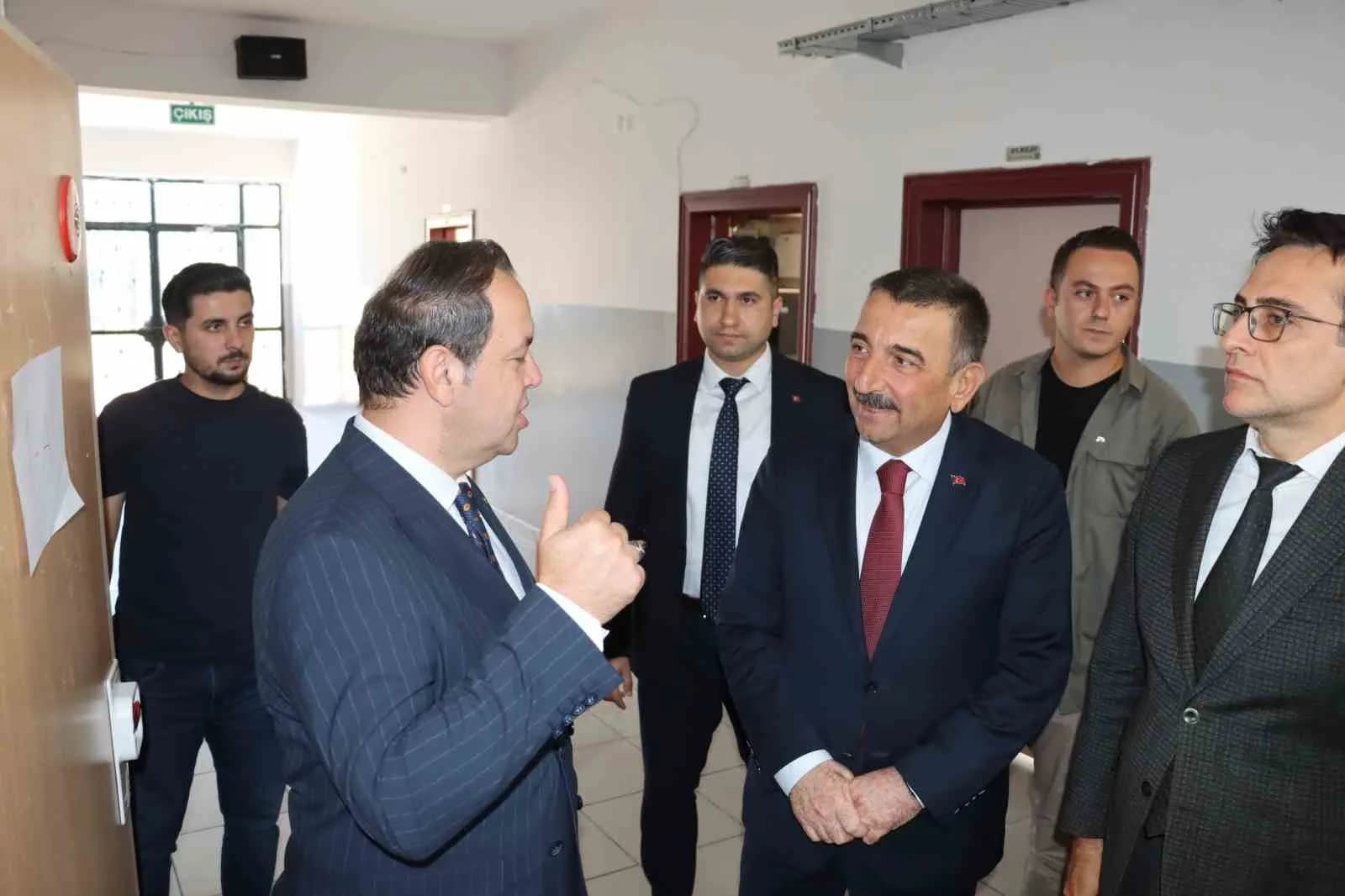 ZONGULDAK’TA DENETİMLİ SERBESTLİK KAPSAMINDA BULUNAN YÜKÜMLÜLER, KAMU YARARINA ÜCRETSİZ ÇALIŞMA YÜKÜMLÜLÜĞÜ KAPSAMINDA KARAMAN AMELE BİRLİĞİ İLKOKULU/ORTAOKULUNDA BAKIM VE YENİLEME ÇALIŞMALARINA KATKI SAĞLADI. ÇALIŞMALAR, ZONGULDAK VALİSİ OSMAN HACIBEKTAŞOĞLU TARAFINDAN YERİNDE İNCELENDİ.