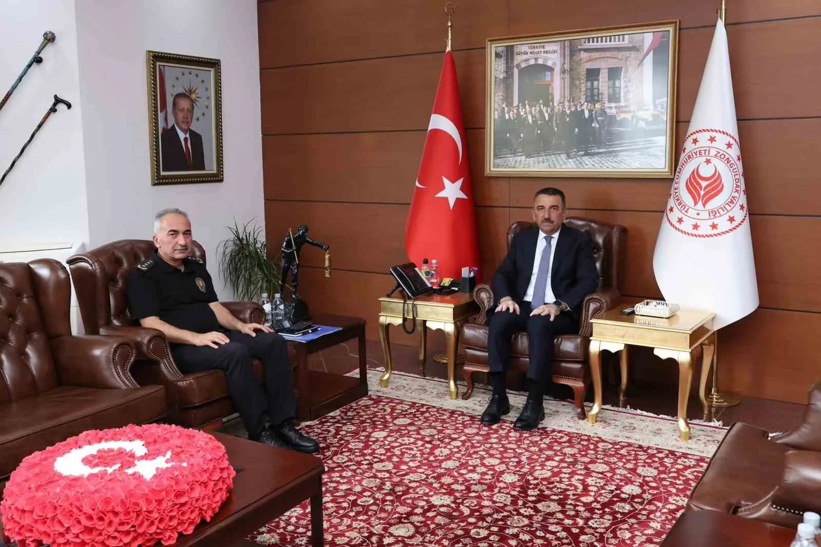 BATMAN’DAN ZONGULDAK İL EMNİYET MÜDÜRLÜĞÜ GÖREVİNE ATANAN İBRAHİM KABA, VALİ OSMAN HACIBEKTAŞOĞLU’NU ZİYARET ETTİ. KABA, KAYSERİ İL EMNİYET MÜDÜRLÜĞÜNE ATANAN SİNAN ERGEN’İN ARDINDAN ZONGULDAK’TA GÖREVE BAŞLADI.
