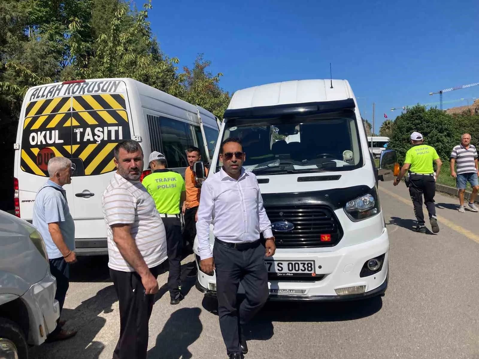 ZONGULDAK'TA, ÖĞRENCİLERİN OKULLARINA GÜVENLİ VE HUZURLU BİR ŞEKİLDE ULAŞIMLARINI SAĞLAMAK AMACIYLA TRAFİK POLİSLERİ VE ZONGULDAK ŞOFÖRLER ODASI İŞ BİRLİĞİYLE OKUL SERVİS ARAÇLARINA YÖNELİK KAPSAMLI BİR DENETİM GERÇEKLEŞTİRİLDİ.