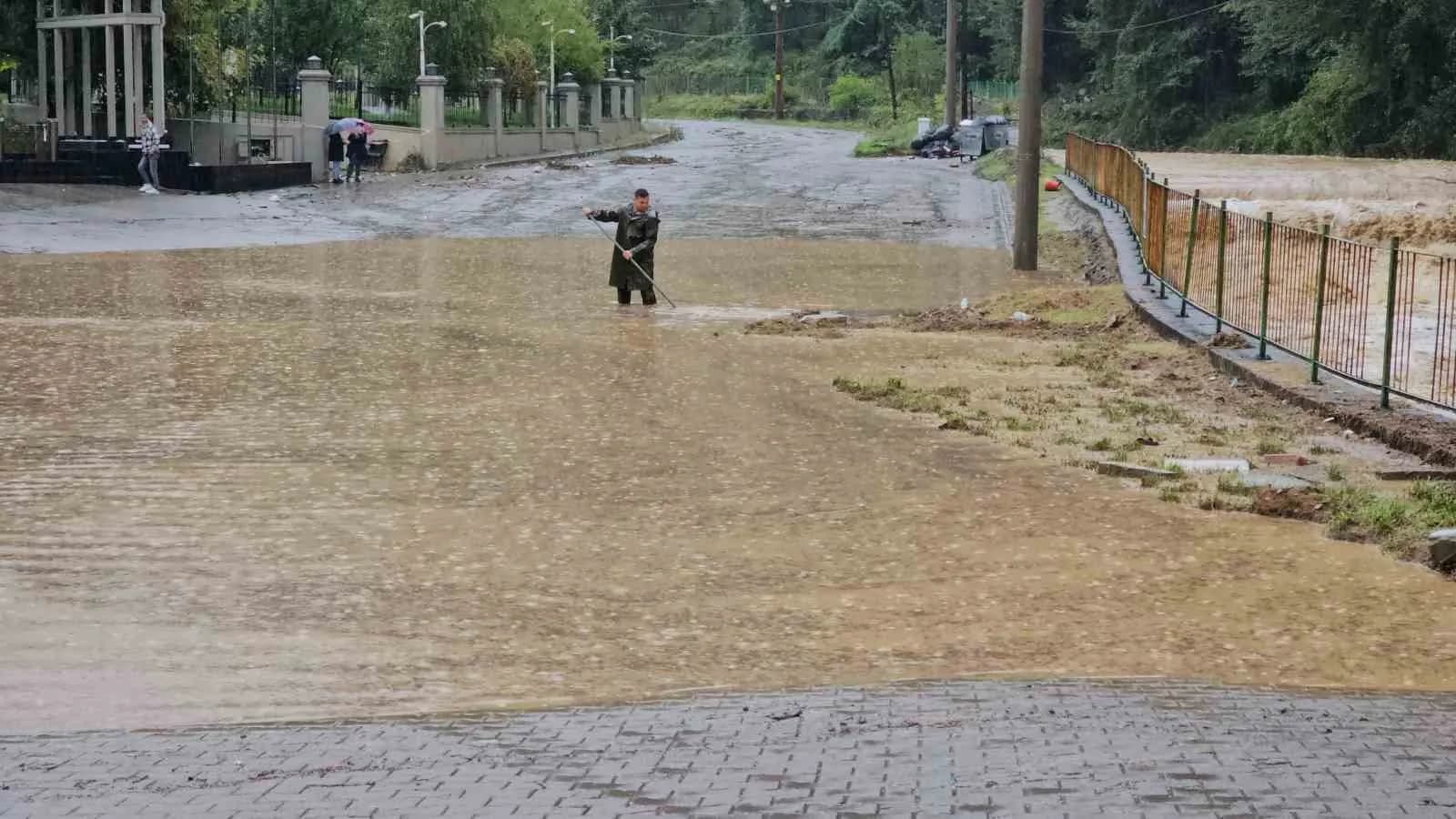 METEOROLOJİ GENEL MÜDÜRLÜĞÜNÜN BÖLGE İÇİN GÜNLER ÖNCESİNDEN YAPTIĞI ŞİDDETLİ YAĞIŞ VE SEL UYARISININ ARDINDAN ETKİLİ YAĞIŞLAR SEBEBİYLE KENTİN BİRÇOK NOKTASINDA BASKINLARINI YAŞANDI.
