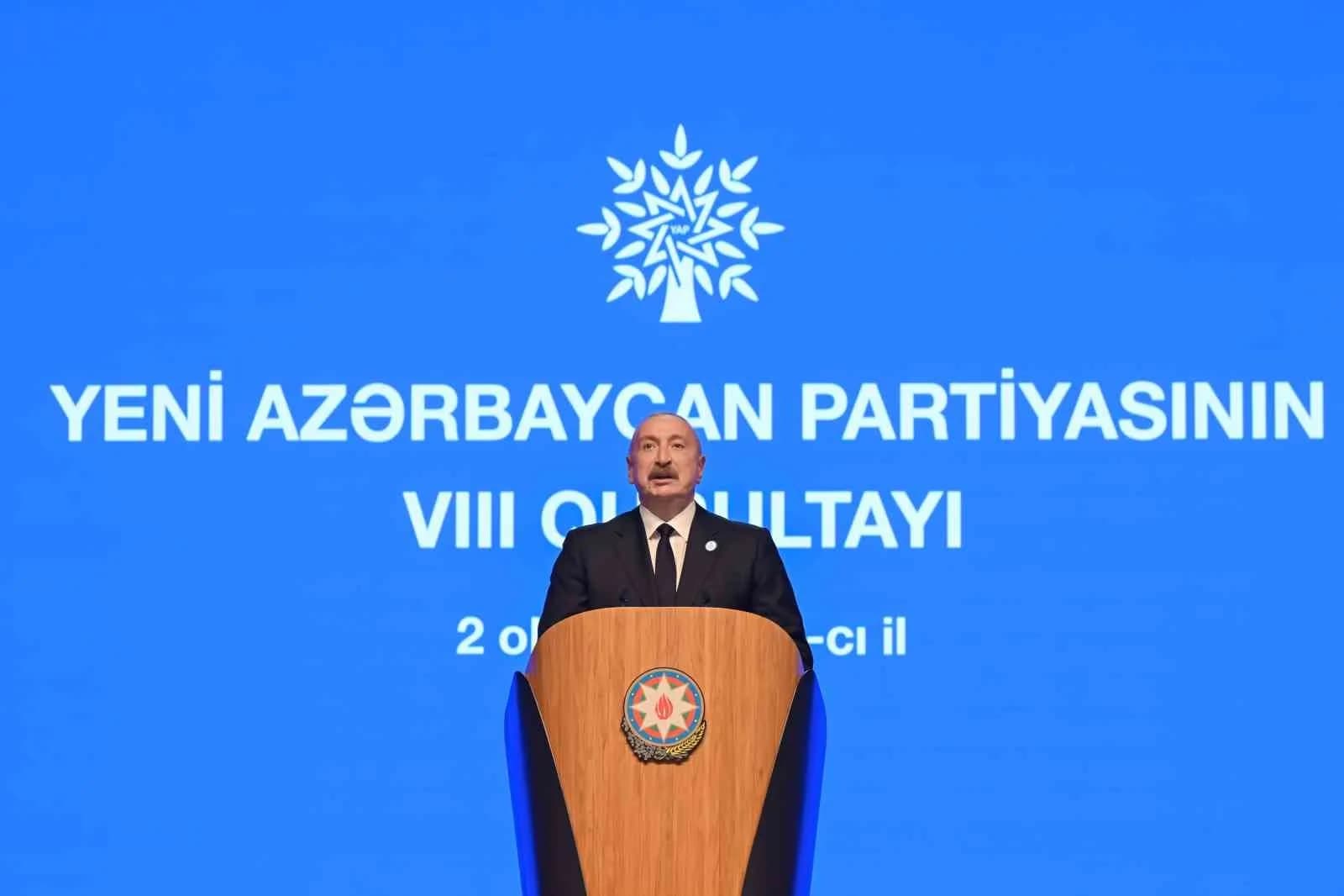 AZERBAYCAN CUMHURBAŞKANI İLHAM ALİYEV, YENİ AZERBAYCAN PARTİSİ'NİN (YAP) 8. KURULTAYI'NDA YAPTIĞI KONUŞMADA, "DIŞ POLİTİKAMIZI, KİMSENİN İŞLERİMİZE KARIŞMAYACAĞI ŞEKİLDE İNŞA EDİYORUZ VE ETMEYE DEVAM ETMELİYİZ. KİMSENİN YARDIMINA VEYA HİMAYESİNE İHTİYACIMIZ YOK" DEDİ.